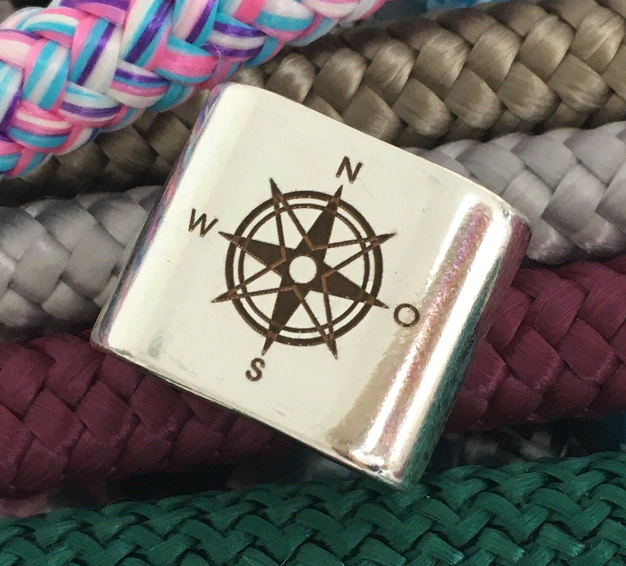 Schlüsselanhänger aus Segelseil mit versilbertem Zwischenstück mit Gravur "Kompassrose" in Wunschfarbe ganz individuell