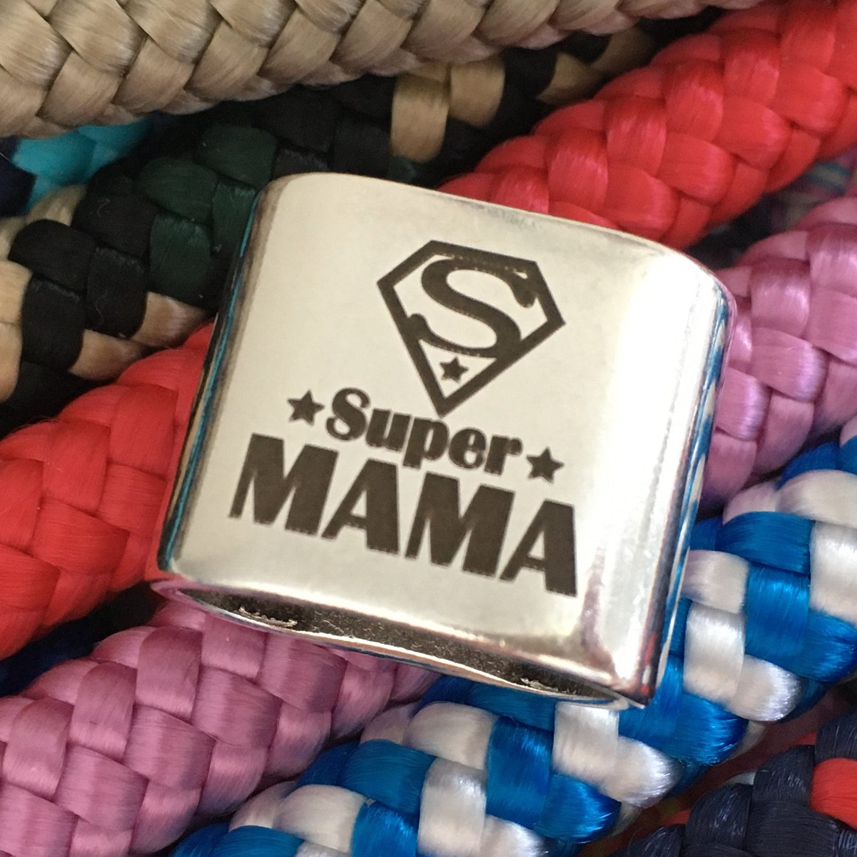 Schlüsselanhänger aus Segelseil mit versilbertem Zwischenstück mit Gravur "Super Mama" in Wunschfarbe ganz individuell