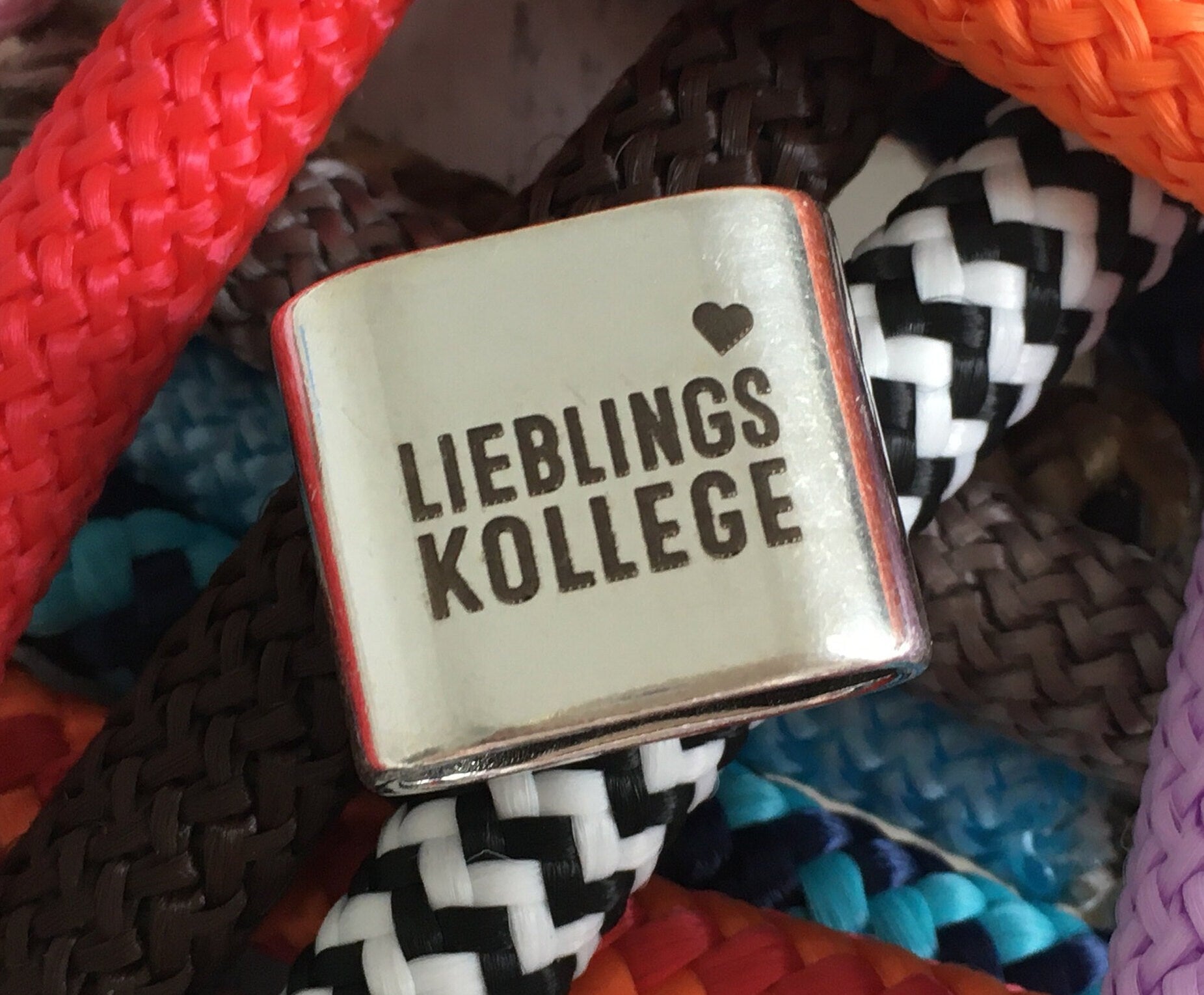Schlüsselanhänger aus Segelseil mit versilbertem Zwischenstück mit Gravur "Lieblingskollege" in Wunschfarbe ganz individuell