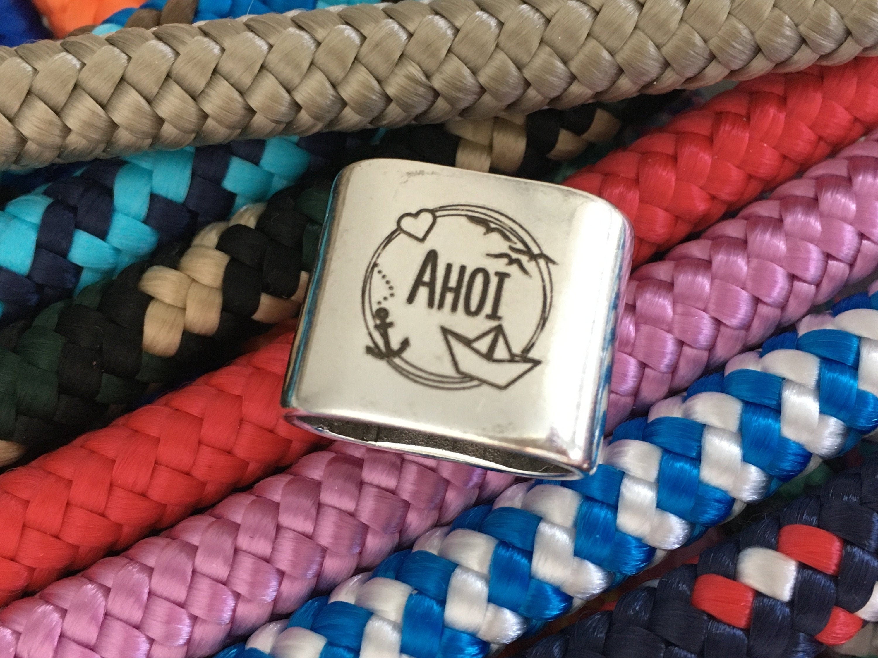 Schlüsselanhänger aus Segelseil mit versilbertem Zwischenstück mit Gravur "Ahoi" in Wunschfarbe ganz individuell