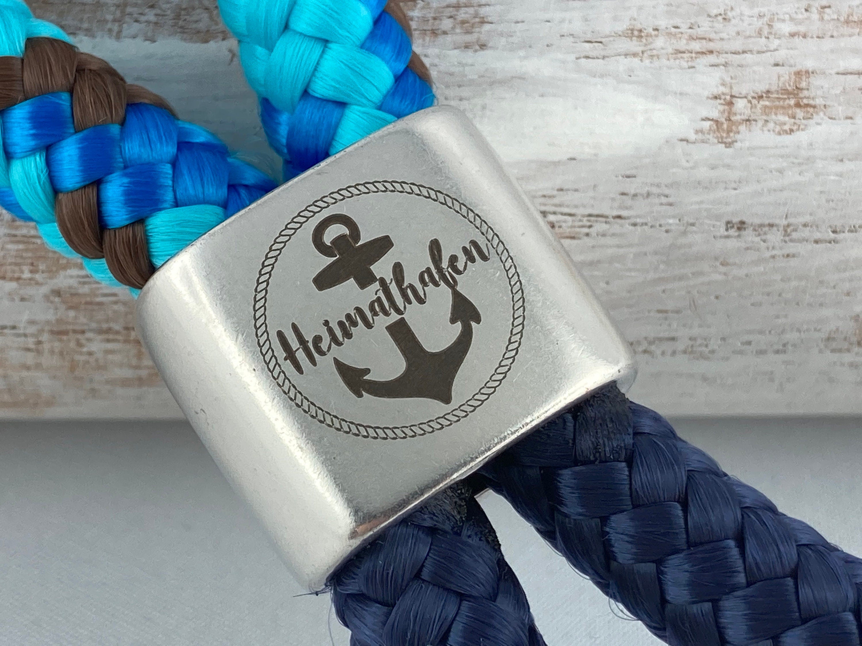 Schlüsselanhänger aus Segelseil mit versilbertem Zwischenstück mit Gravur "Heimathafen mit Anker", blau-mix/ dunkelblau
