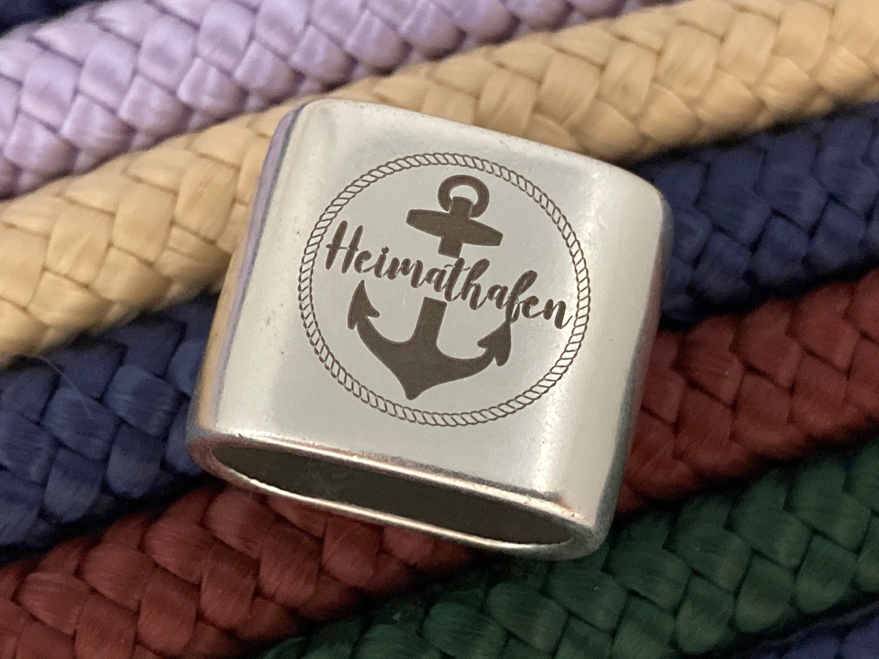 Schlüsselanhänger aus Segelseil mit versilbertem Zwischenstück mit Gravur "Heimathafen mit Anker" in Wunschfarbe ganz individuell