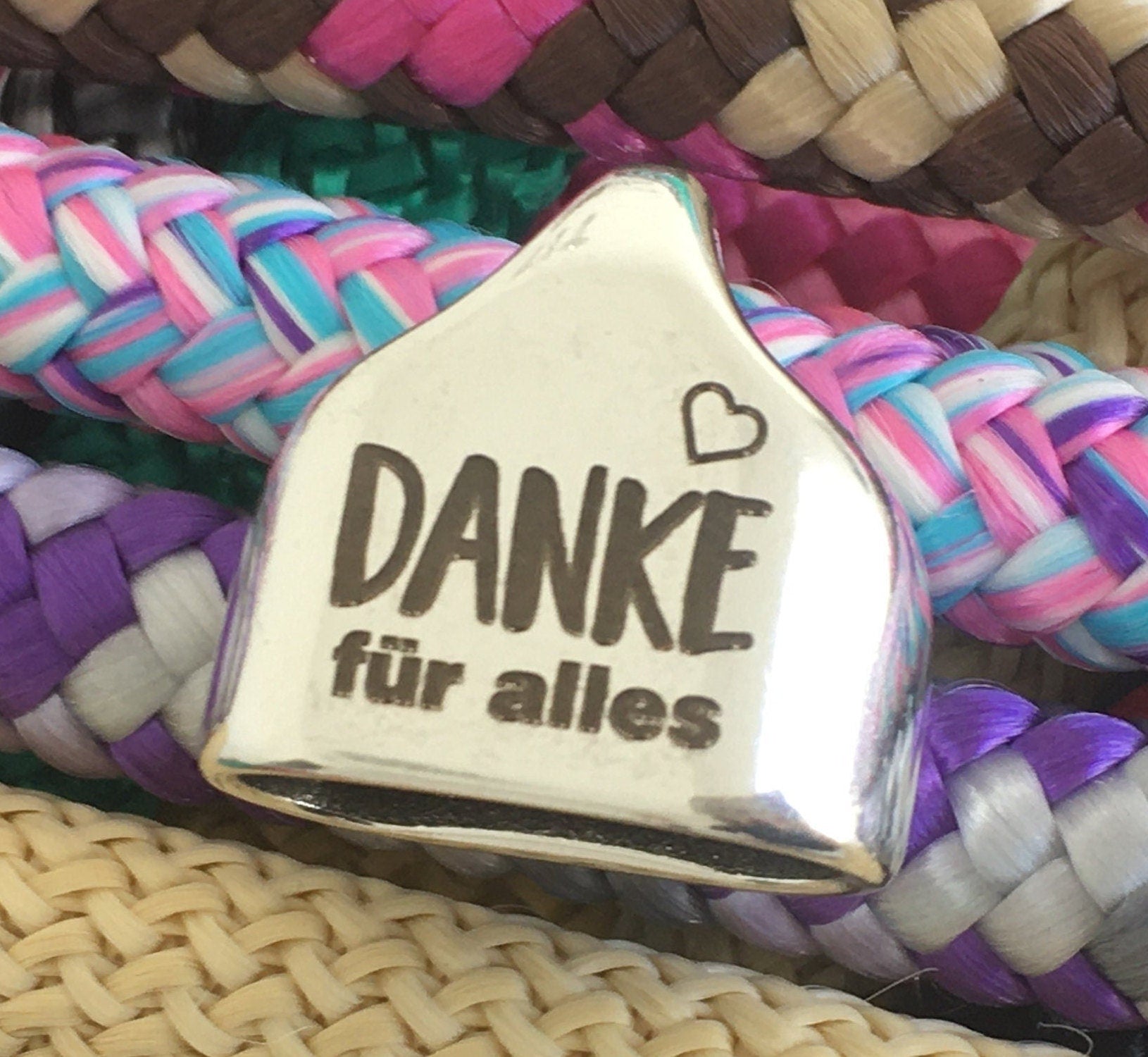 Schlüsselanhänger aus Segelseil mit versilberter Endkappe mit Gravur "Danke für alles" in Wunschfarbe ganz individuell