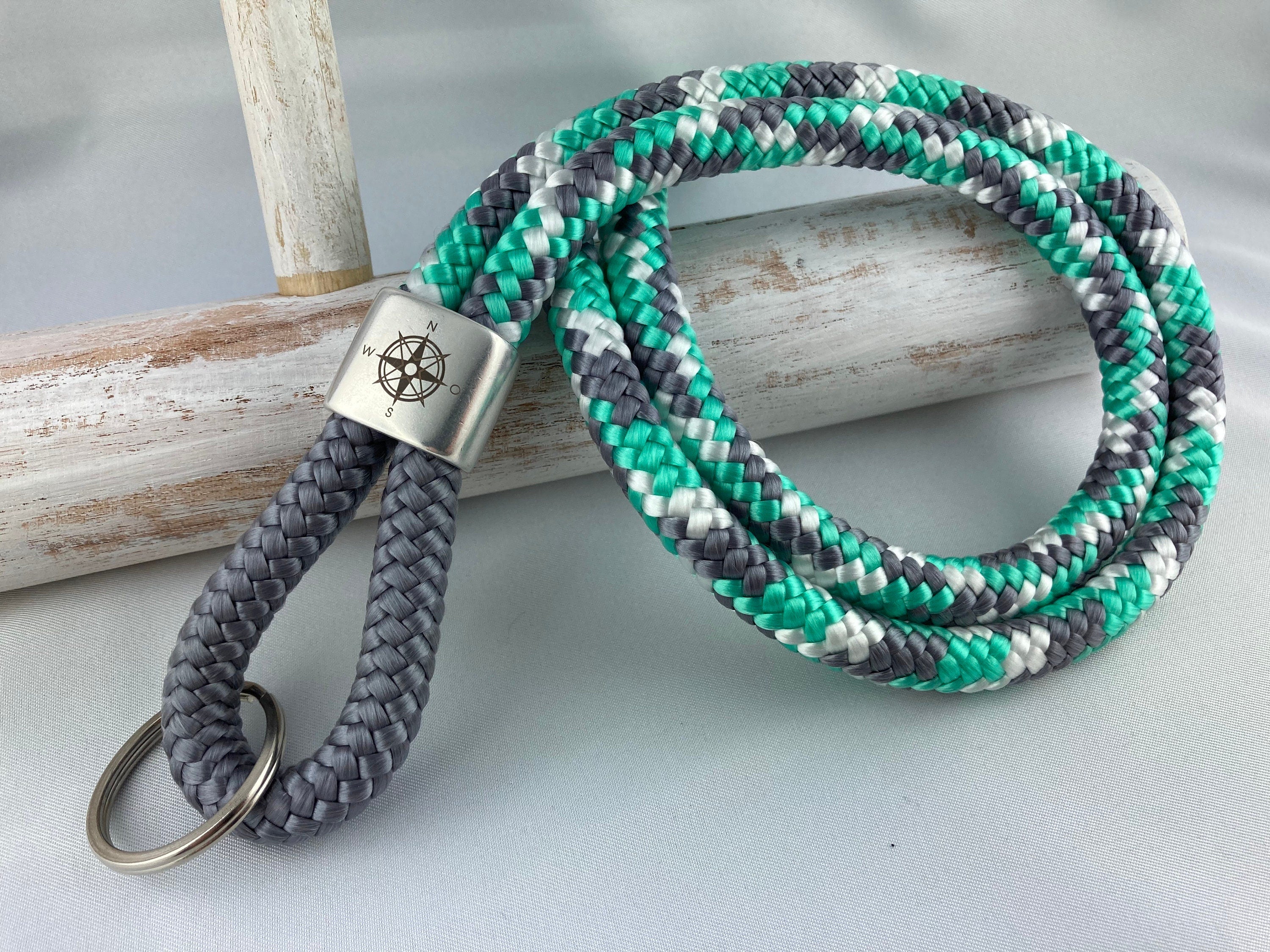 Schlüsselband aus Segelseil mit versilbertem Zwischenstück mit Gravur "Kompassrose", grau/ minze-grau-weiß