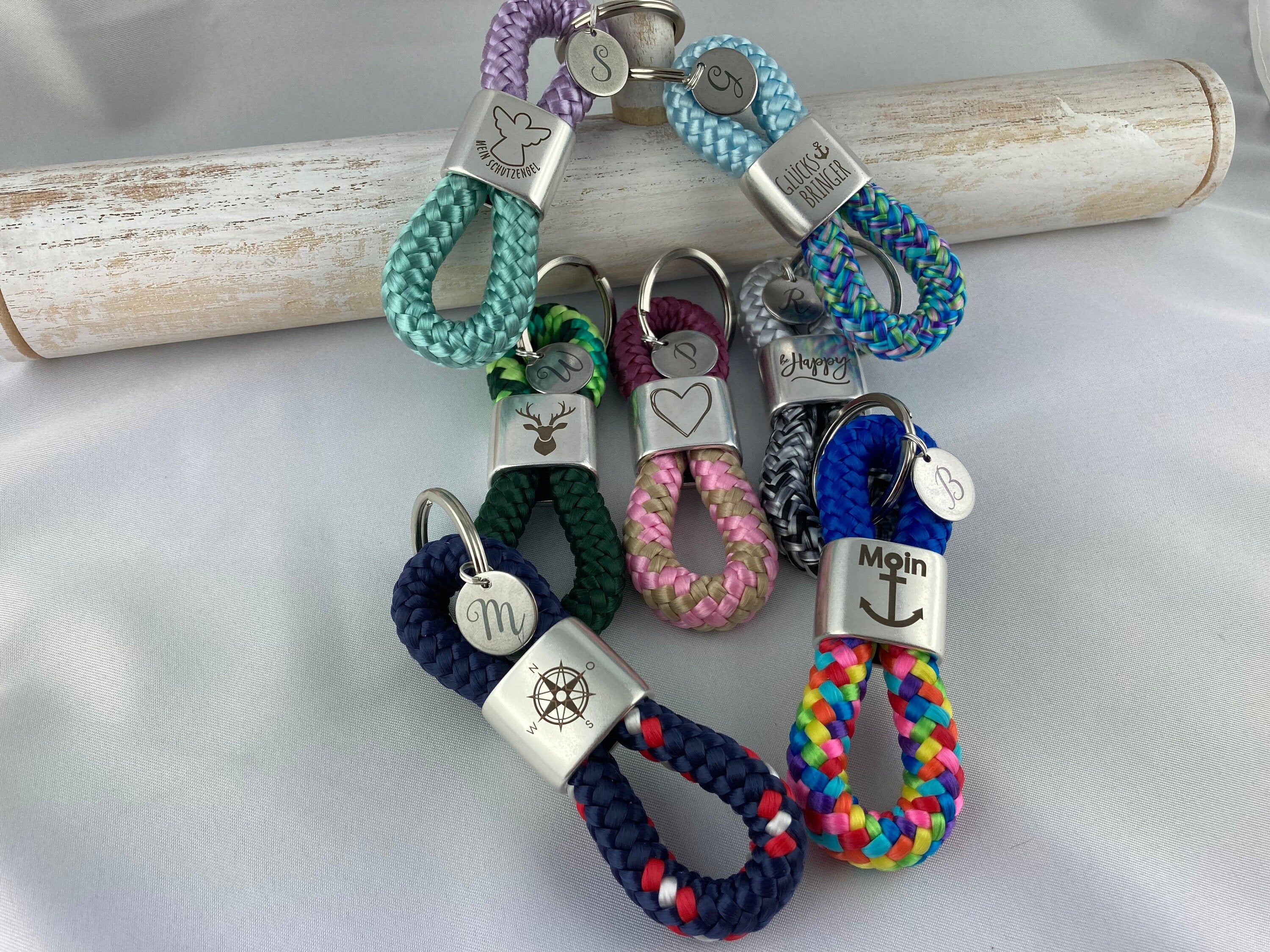 Mini-Schlüsselanhänger aus Segelseil mit versilbertem Zwischenstück mit Gravur und Buchstabenanhänger ganz individuell