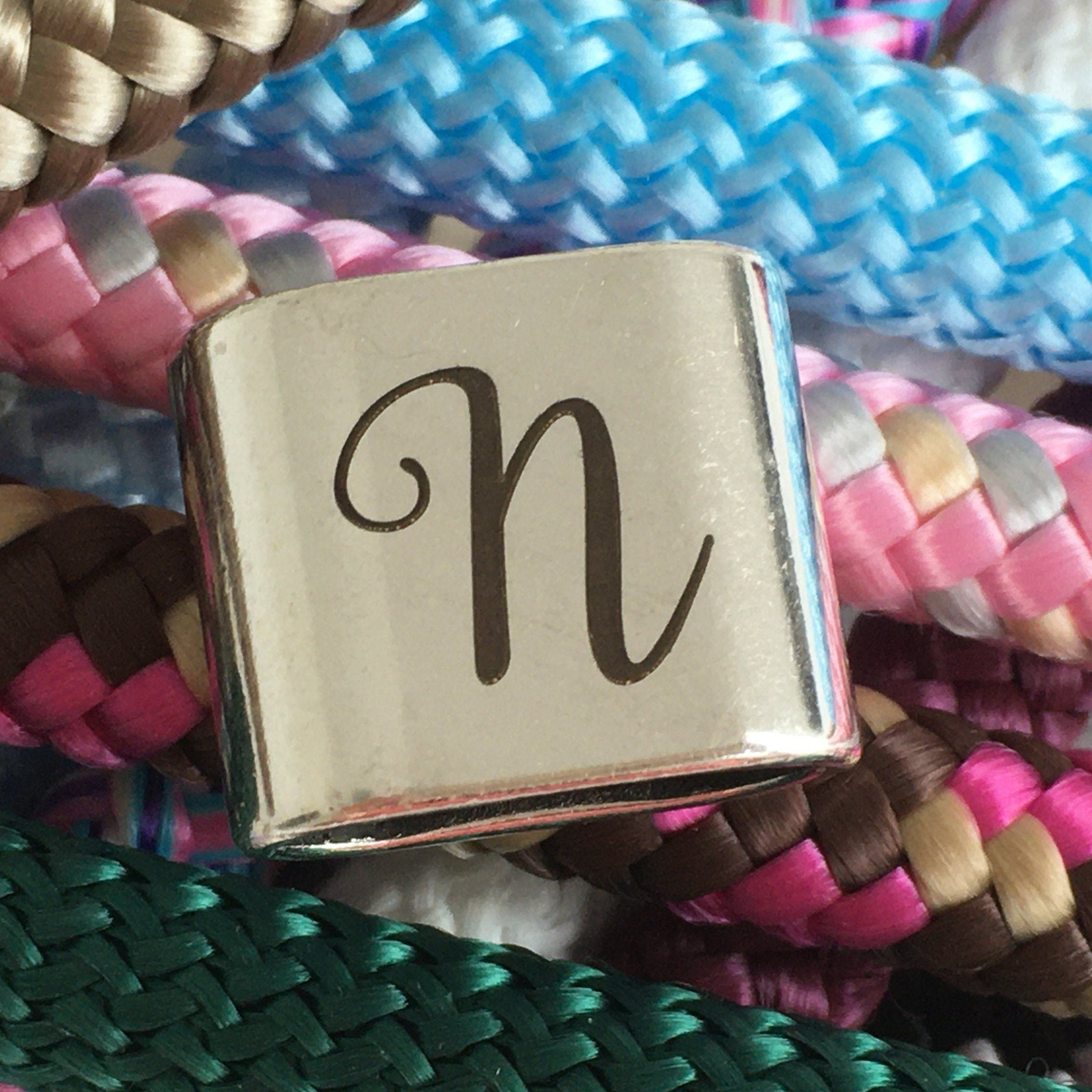 Schlüsselanhänger aus Segelseil mit versilbertem Zwischenstück mit graviertem Buchstaben "N" in Wunschfarbe ganz individuell