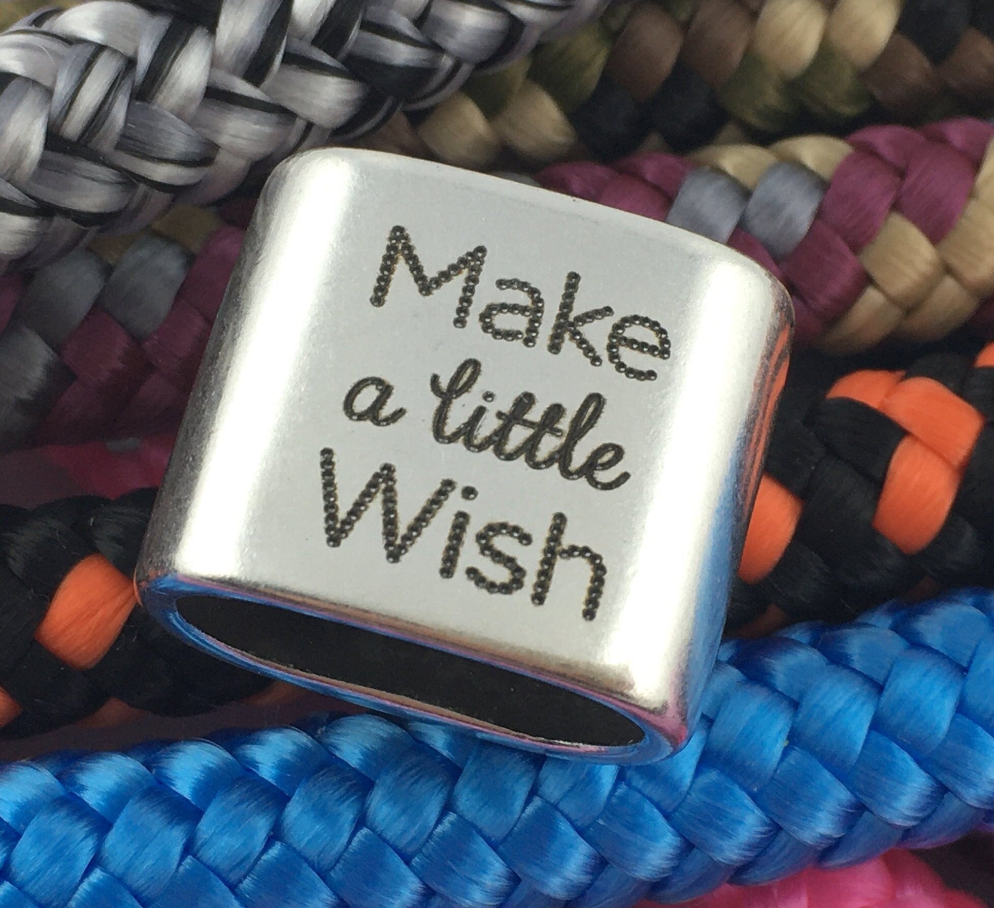 Schlüsselanhänger aus Segelseil mit versilbertem Zwischenstück mit Gravur "Make a little wish" in Wunschfarbe ganz individuell