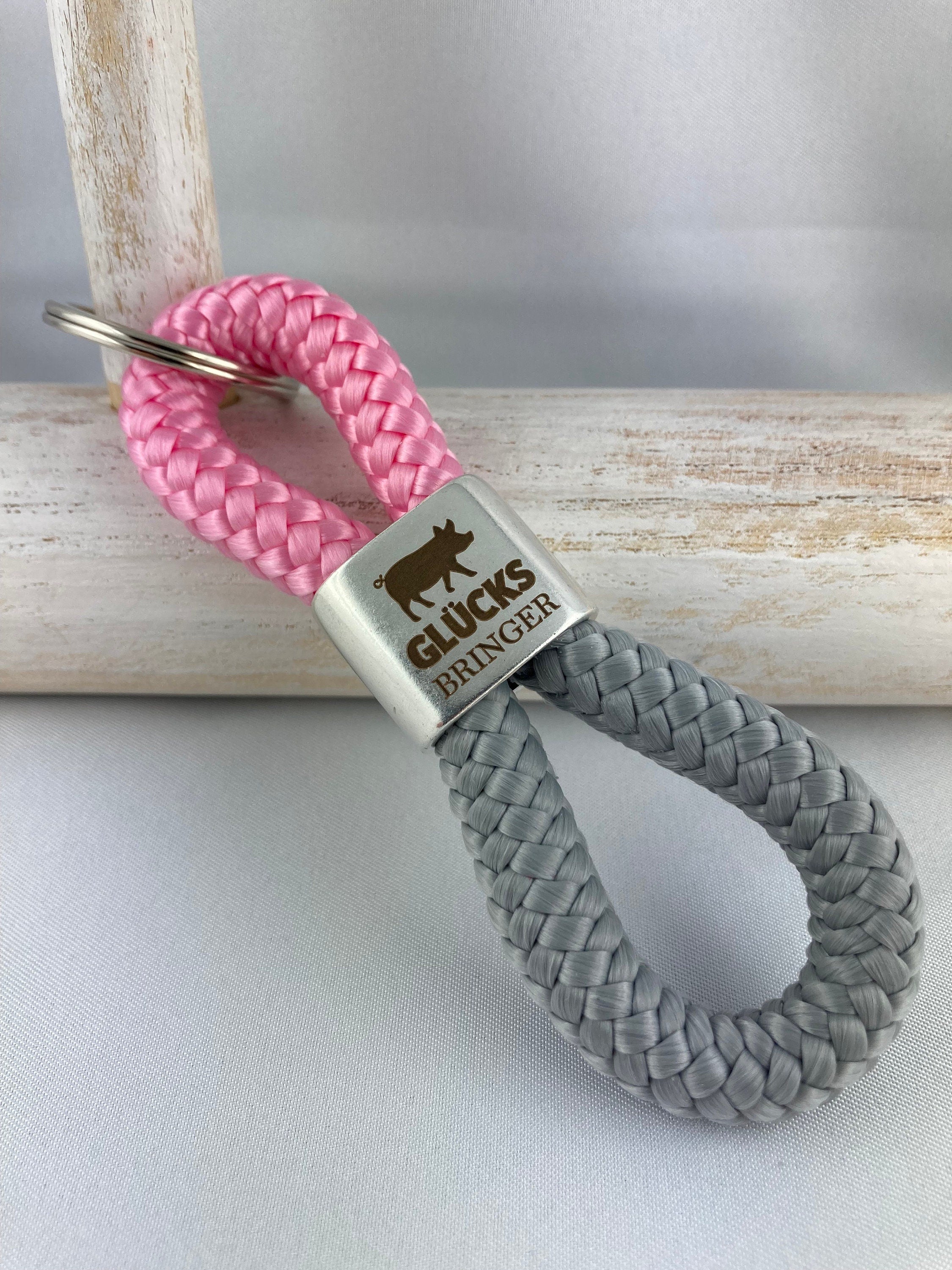 Schlüsselanhänger aus Segelseil mit versilbertem Zwischenstück mit Gravur "Glücksbringer" mit Schweinchen, rosa/ zementgrau