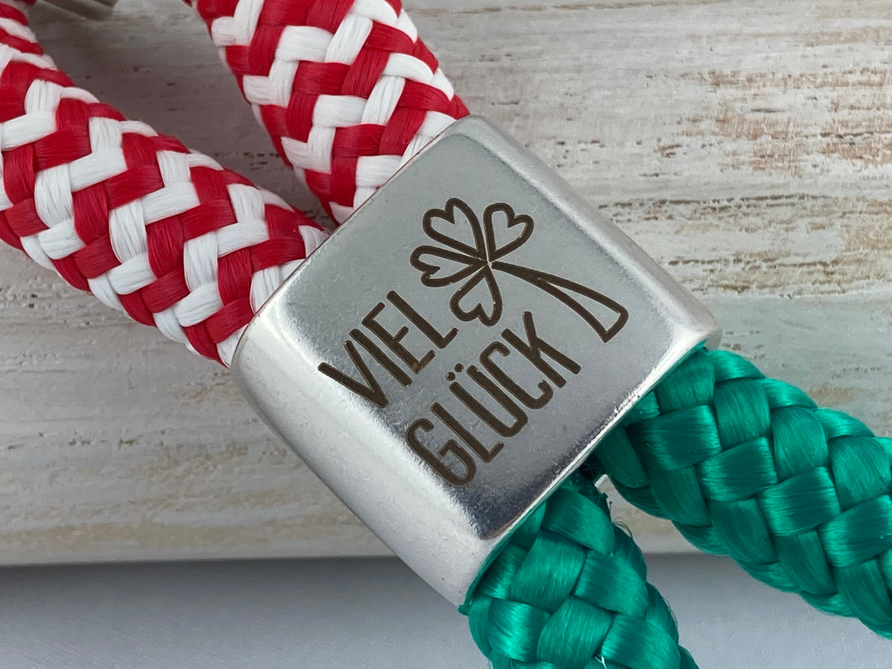 Schlüsselanhänger aus Segelseil mit versilbertem Zwischenstück mit Gravur "Viel Glück" mit Kleeblatt, rot-weiß/ grün