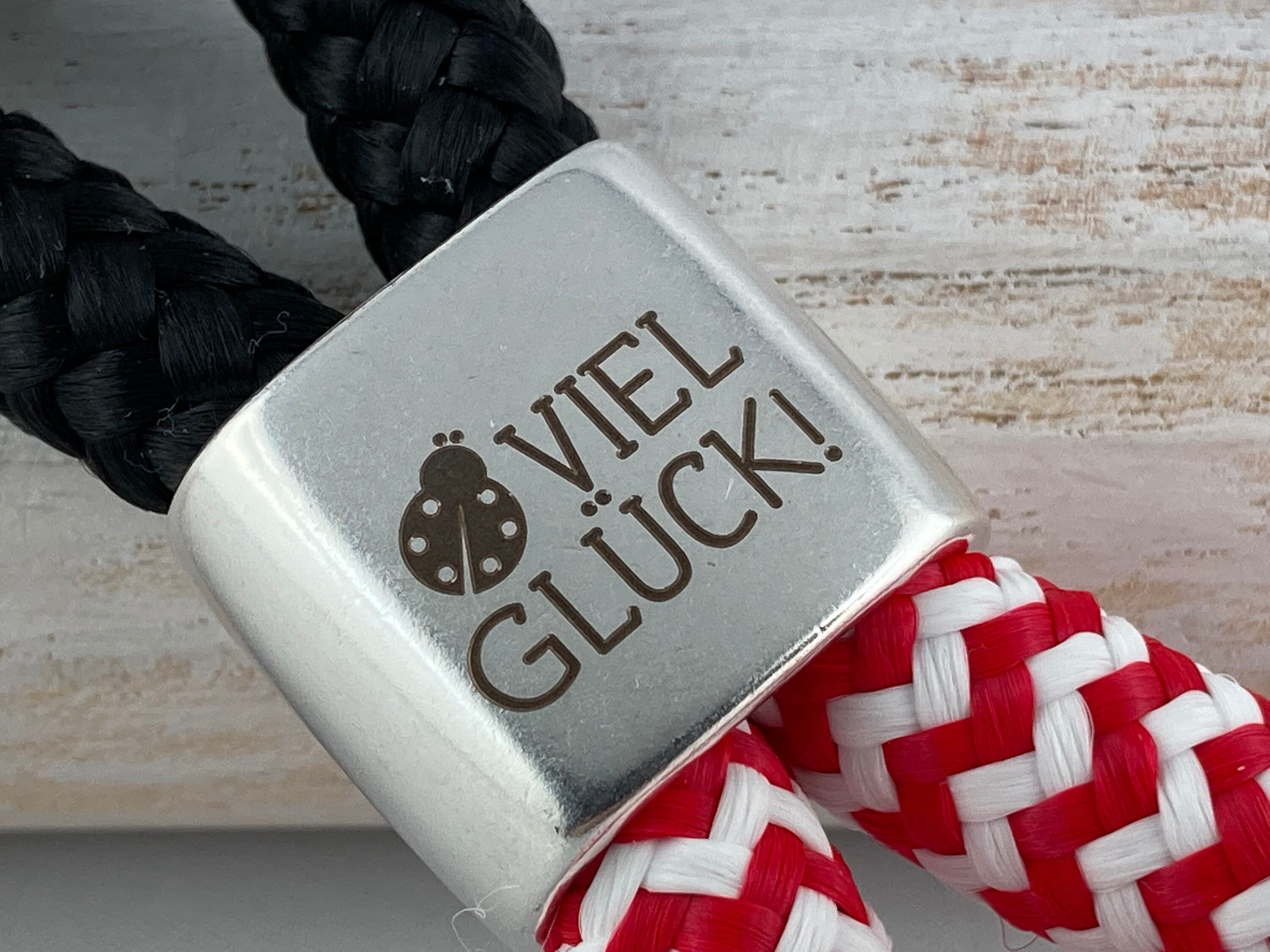Schlüsselanhänger aus Segelseil mit versilbertem Zwischenstück mit Gravur "Viel Glück" mit Marienkäfer, schwarz/ rot-weiß