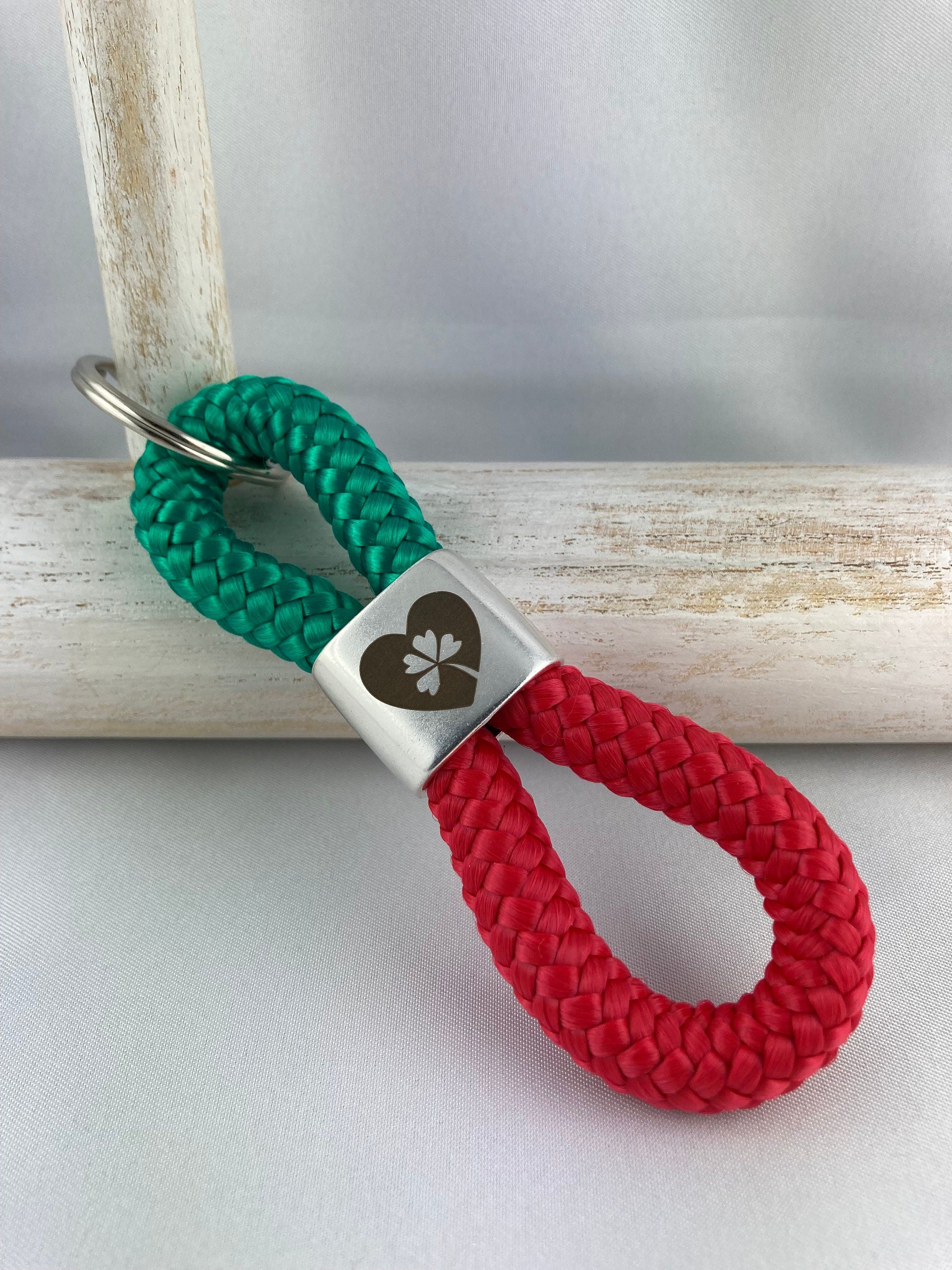 Schlüsselanhänger aus Segelseil mit versilbertem Zwischenstück mit Gravur "Kleeblatt und Herz", grün/ rot