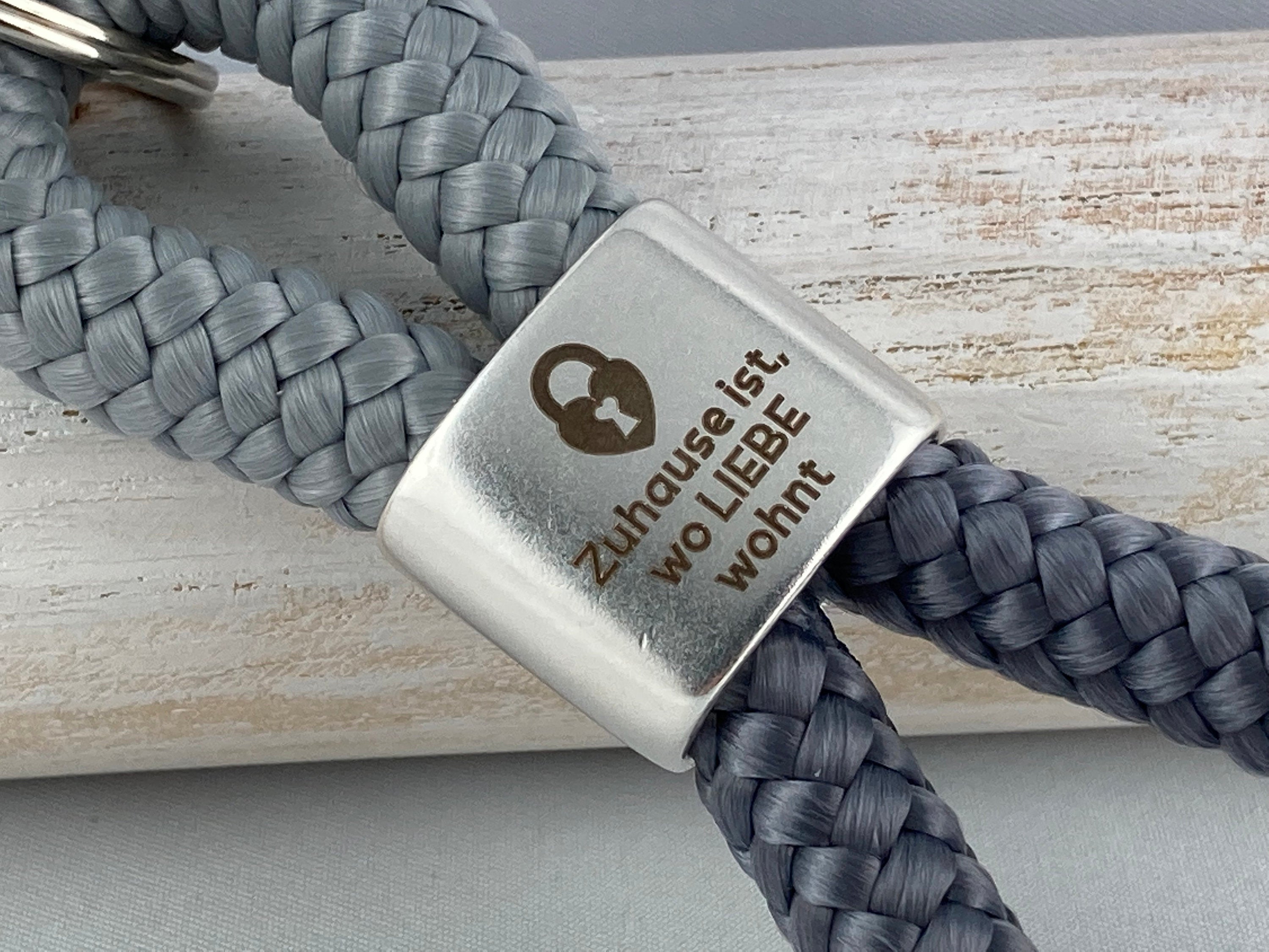 Schlüsselanhänger aus Segelseil mit versilbertem Zwischenstück mit Gravur "Zuhause ist, wo LIEBE wohnt", zementgrau/ grau