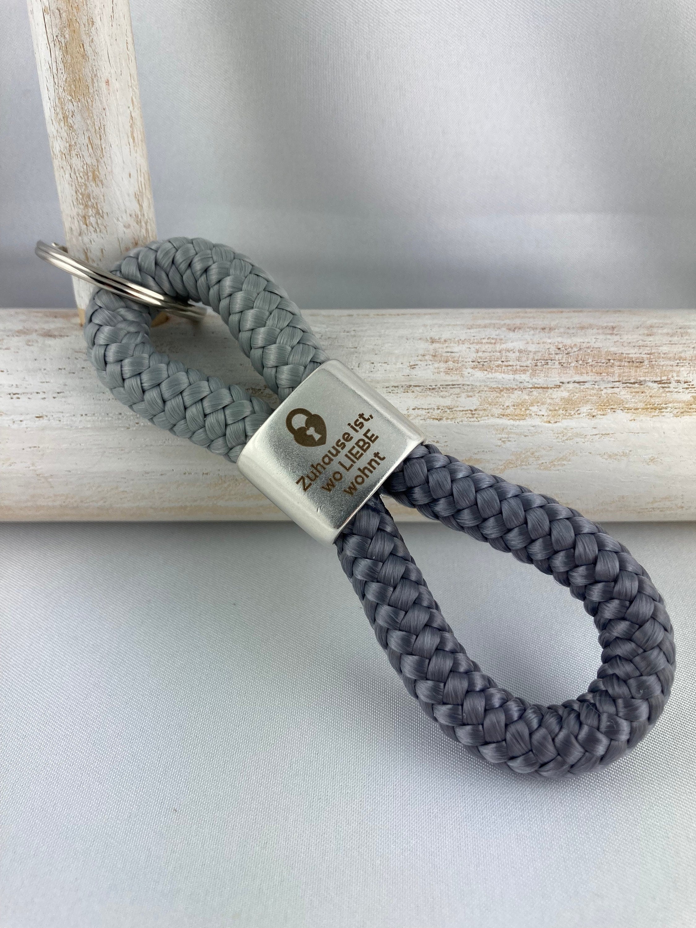 Schlüsselanhänger aus Segelseil mit versilbertem Zwischenstück mit Gravur "Zuhause ist, wo LIEBE wohnt", zementgrau/ grau