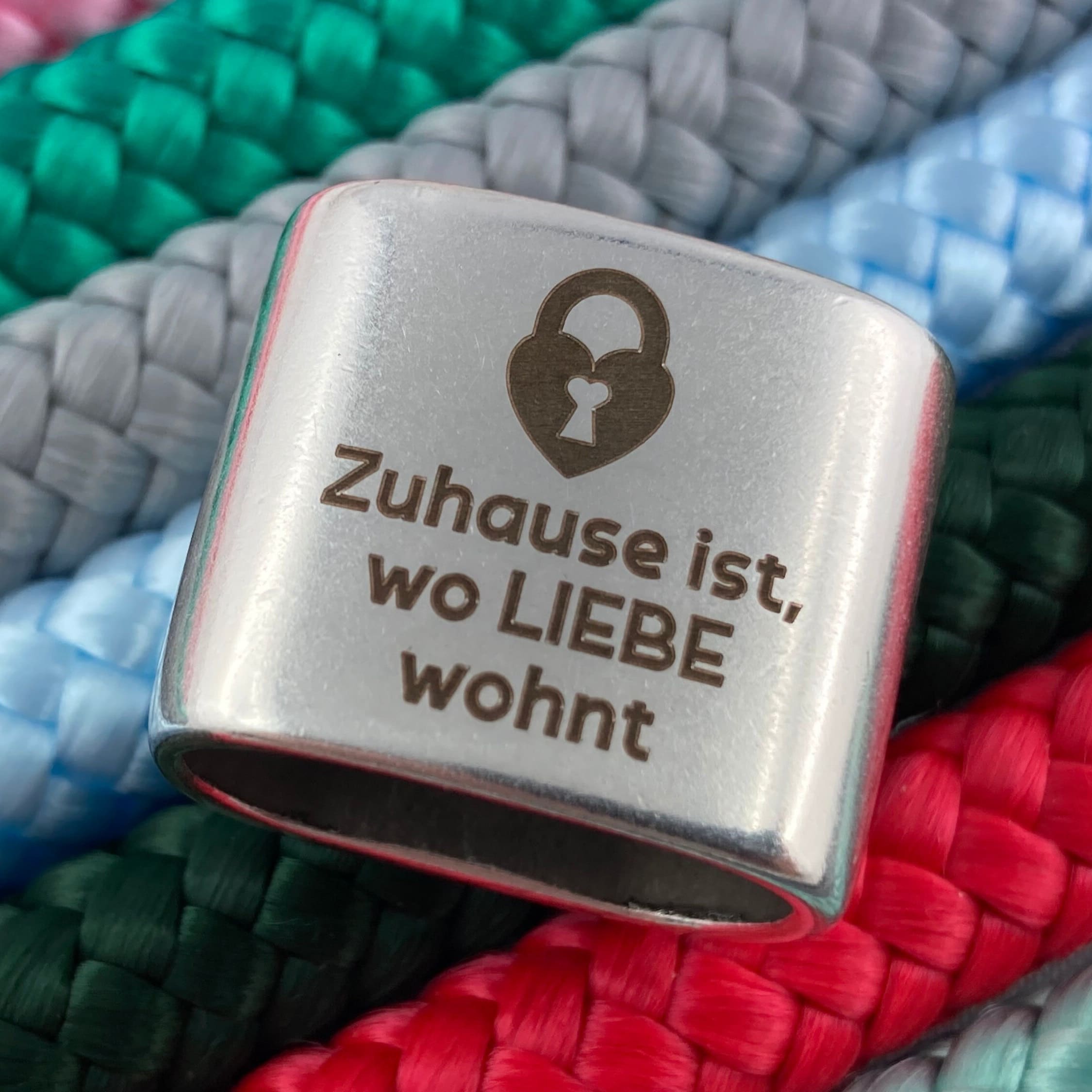 Schlüsselanhänger aus Segelseil mit versilbertem Zwischenstück mit Gravur "Zuhause ist, wo LIEBE wohnt" in Wunschfarbe ganz individuell