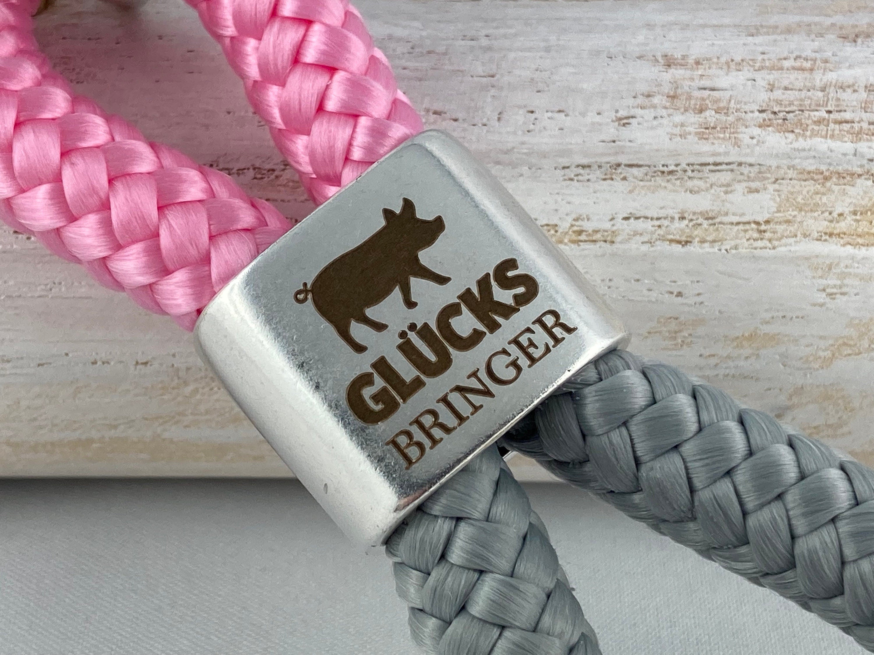 Schlüsselanhänger aus Segelseil mit versilbertem Zwischenstück mit Gravur "Glücksbringer" mit Schweinchen, rosa/ zementgrau