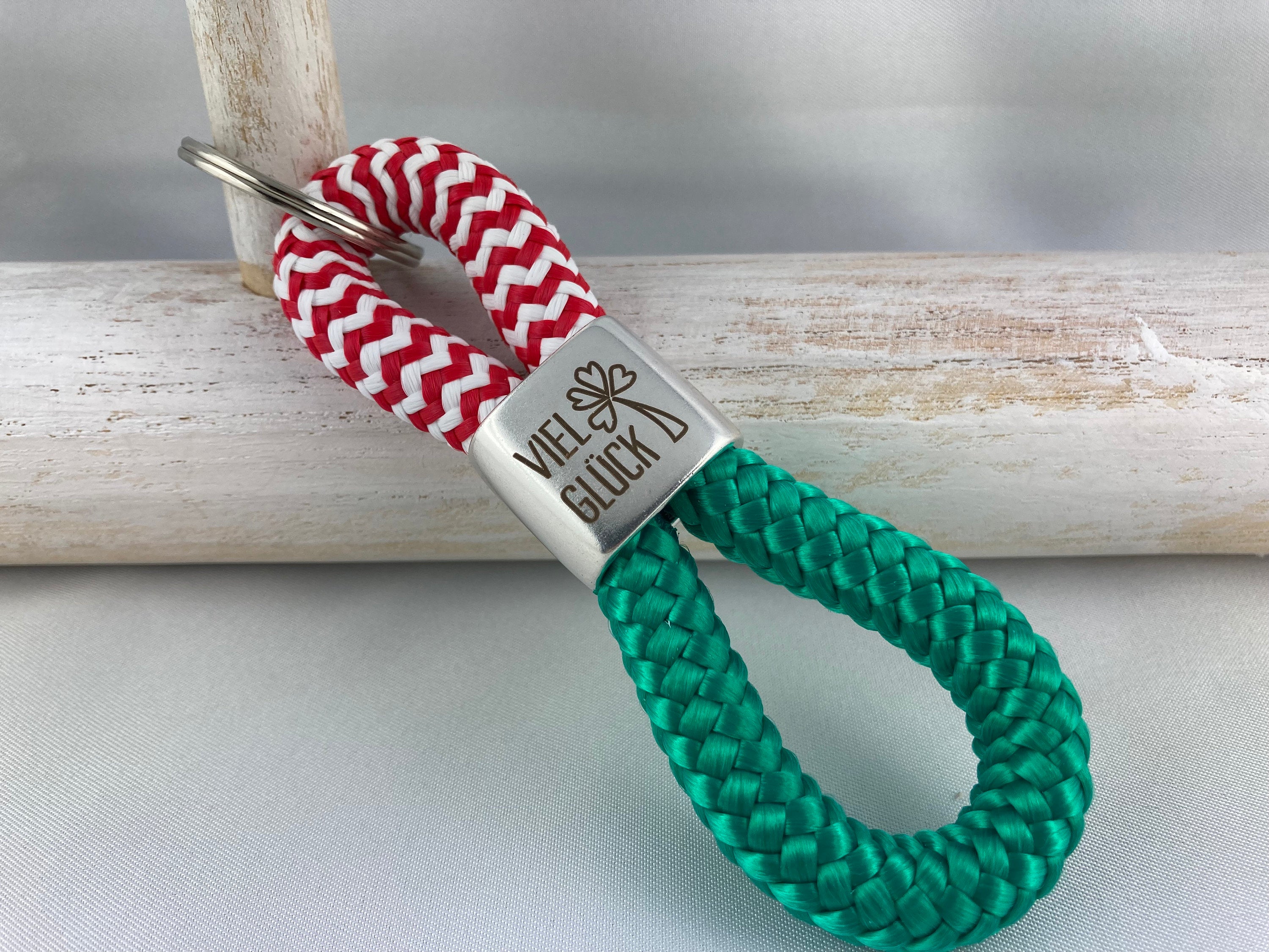 Schlüsselanhänger aus Segelseil mit versilbertem Zwischenstück mit Gravur "Viel Glück" mit Kleeblatt, rot-weiß/ grün