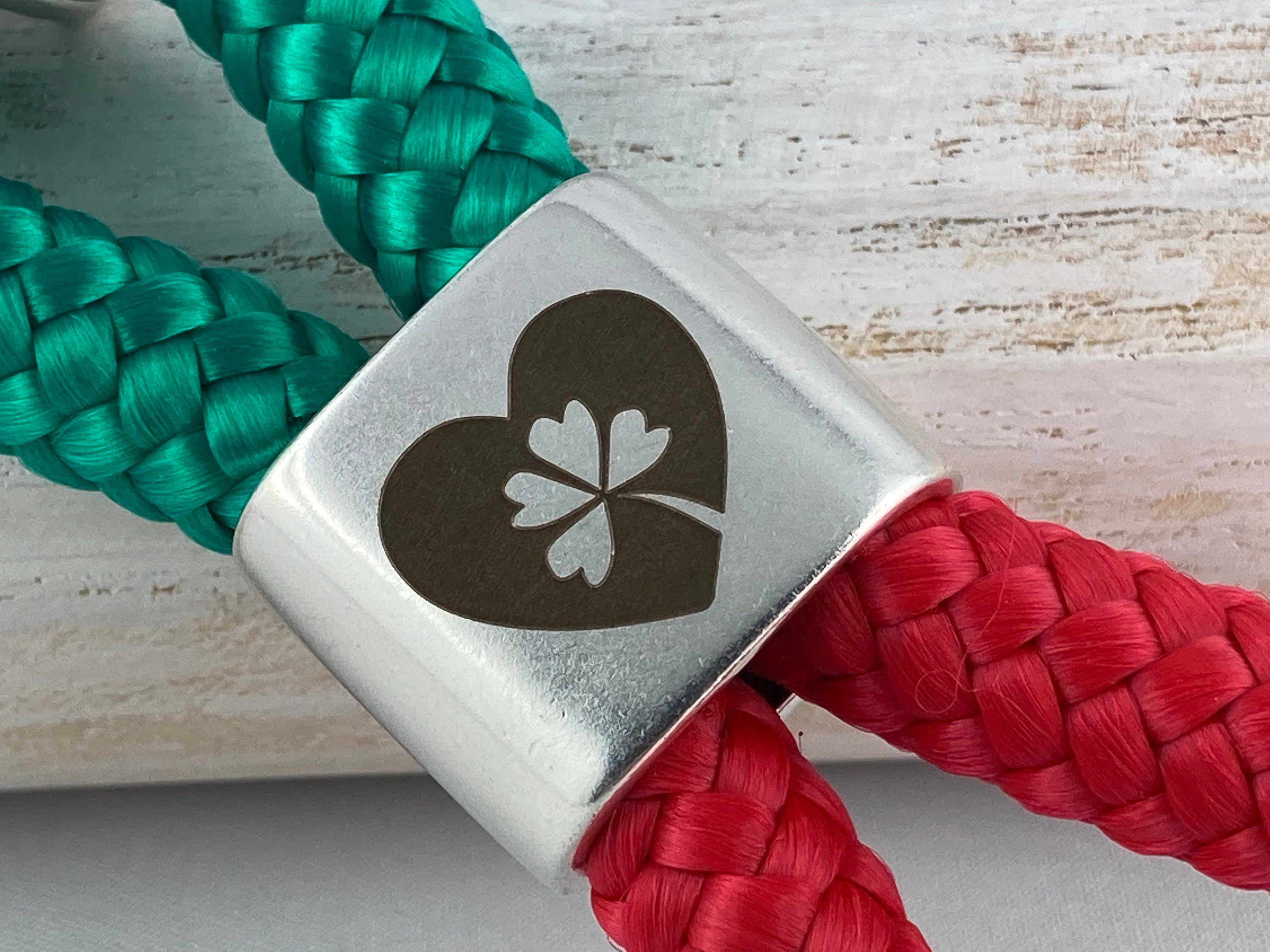 Schlüsselanhänger aus Segelseil mit versilbertem Zwischenstück mit Gravur "Kleeblatt und Herz", grün/ rot