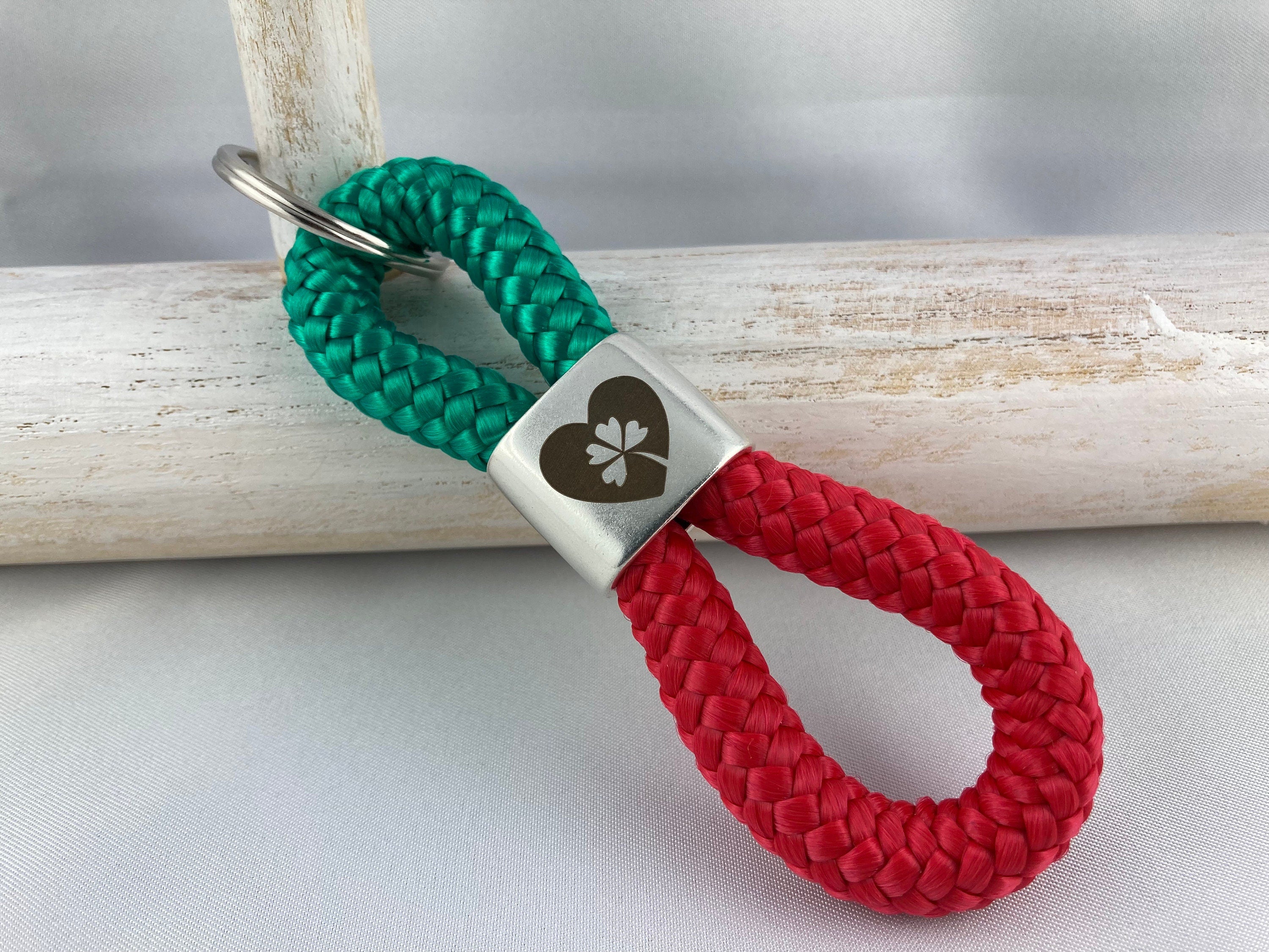 Schlüsselanhänger aus Segelseil mit versilbertem Zwischenstück mit Gravur "Kleeblatt und Herz", grün/ rot