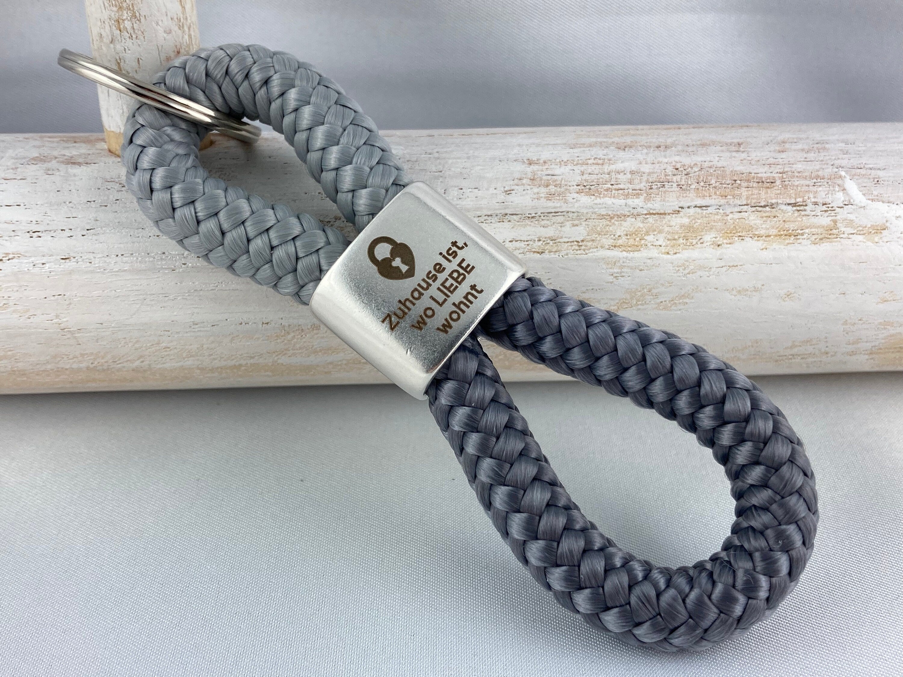 Schlüsselanhänger aus Segelseil mit versilbertem Zwischenstück mit Gravur "Zuhause ist, wo LIEBE wohnt", zementgrau/ grau