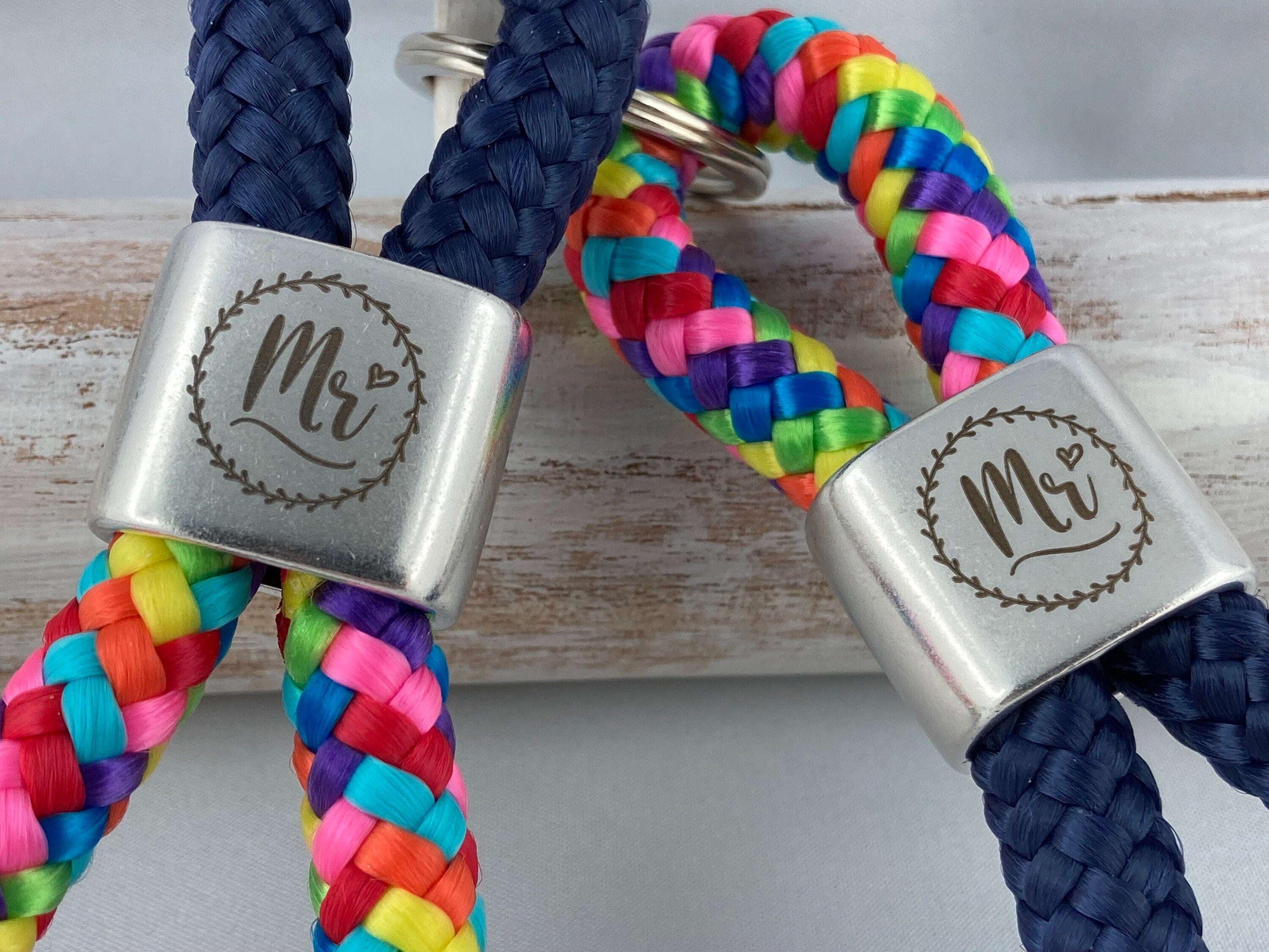 Schlüsselanhänger aus Segelseil mit versilbertem Zwischenstück mit Gravur "Mr. und Mr." im Partner-Set, dunkelblau/ regenbogen