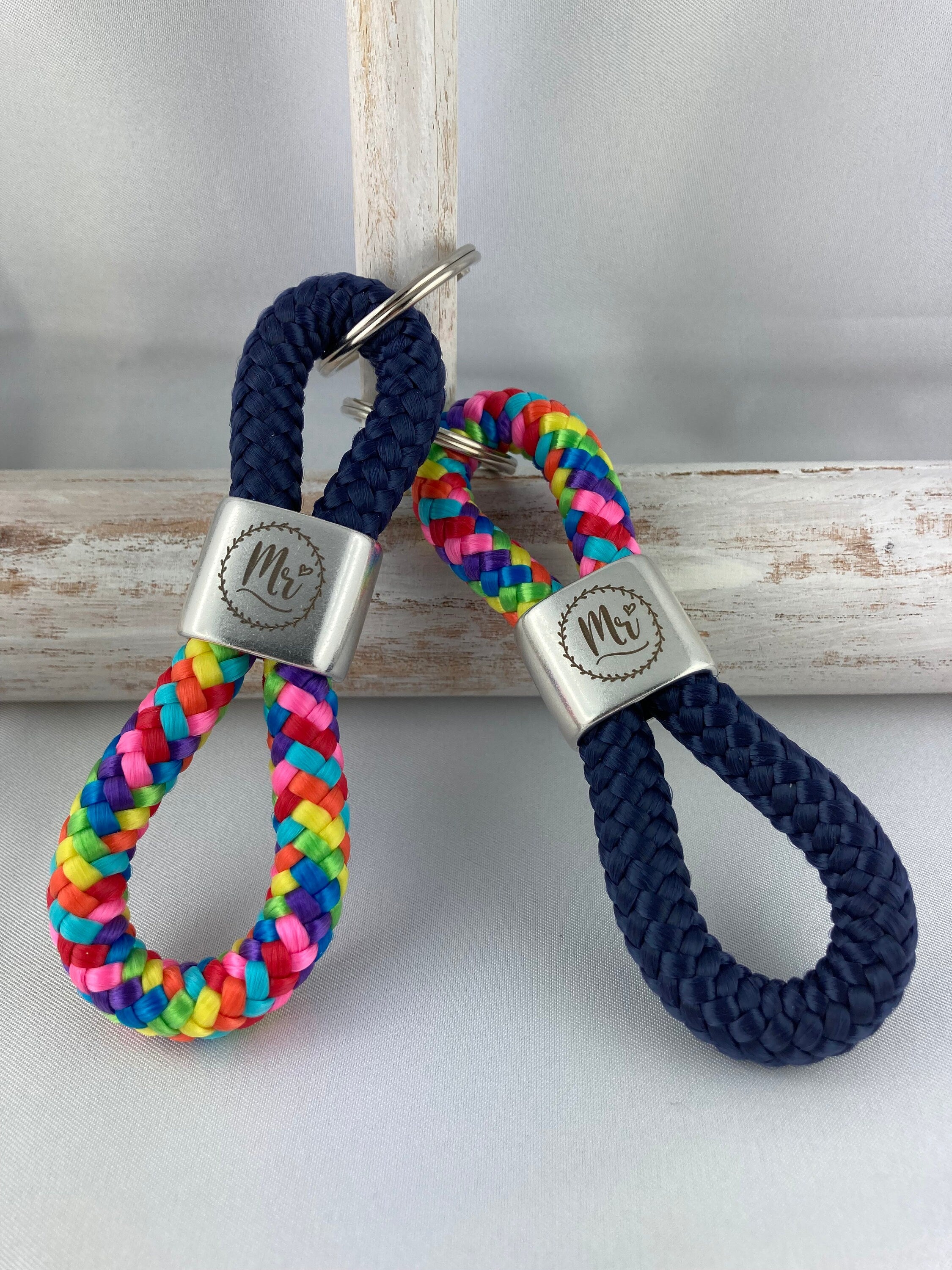 Schlüsselanhänger aus Segelseil mit versilbertem Zwischenstück mit Gravur "Mr. und Mr." im Partner-Set, dunkelblau/ regenbogen