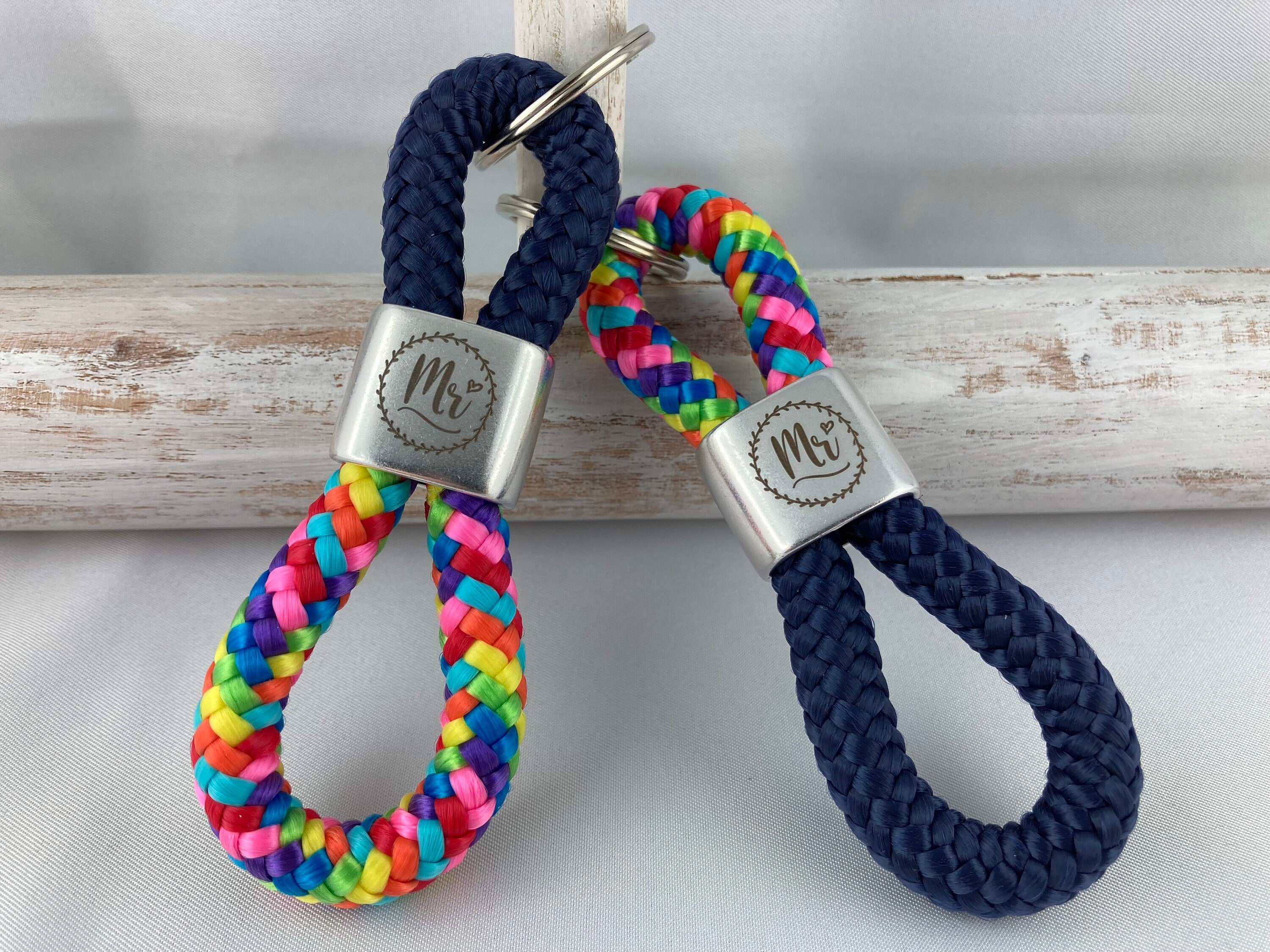 Schlüsselanhänger aus Segelseil mit versilbertem Zwischenstück mit Gravur "Mr. und Mr." im Partner-Set, dunkelblau/ regenbogen