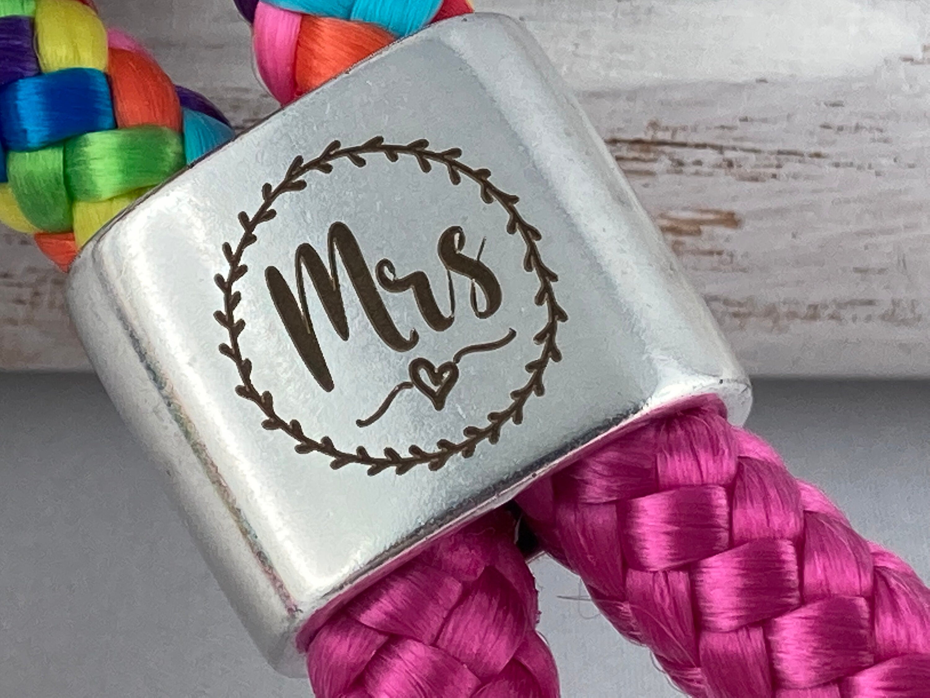 Schlüsselanhänger aus Segelseil mit versilbertem Zwischenstück mit Gravur "Mrs. und Mrs." im Partner-Set, fuchsia/ regenbogen