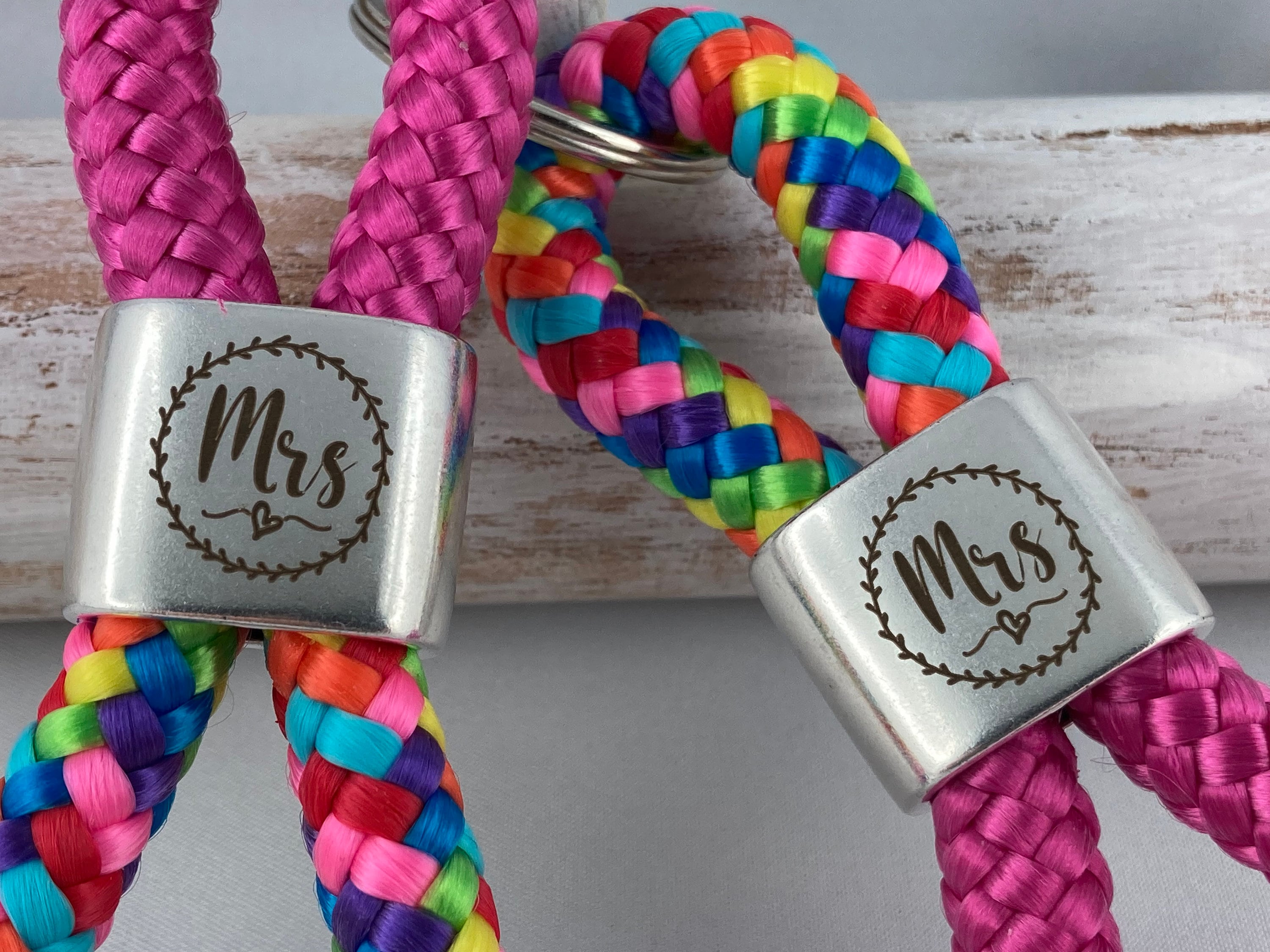 Schlüsselanhänger aus Segelseil mit versilbertem Zwischenstück mit Gravur "Mrs. und Mrs." im Partner-Set, fuchsia/ regenbogen