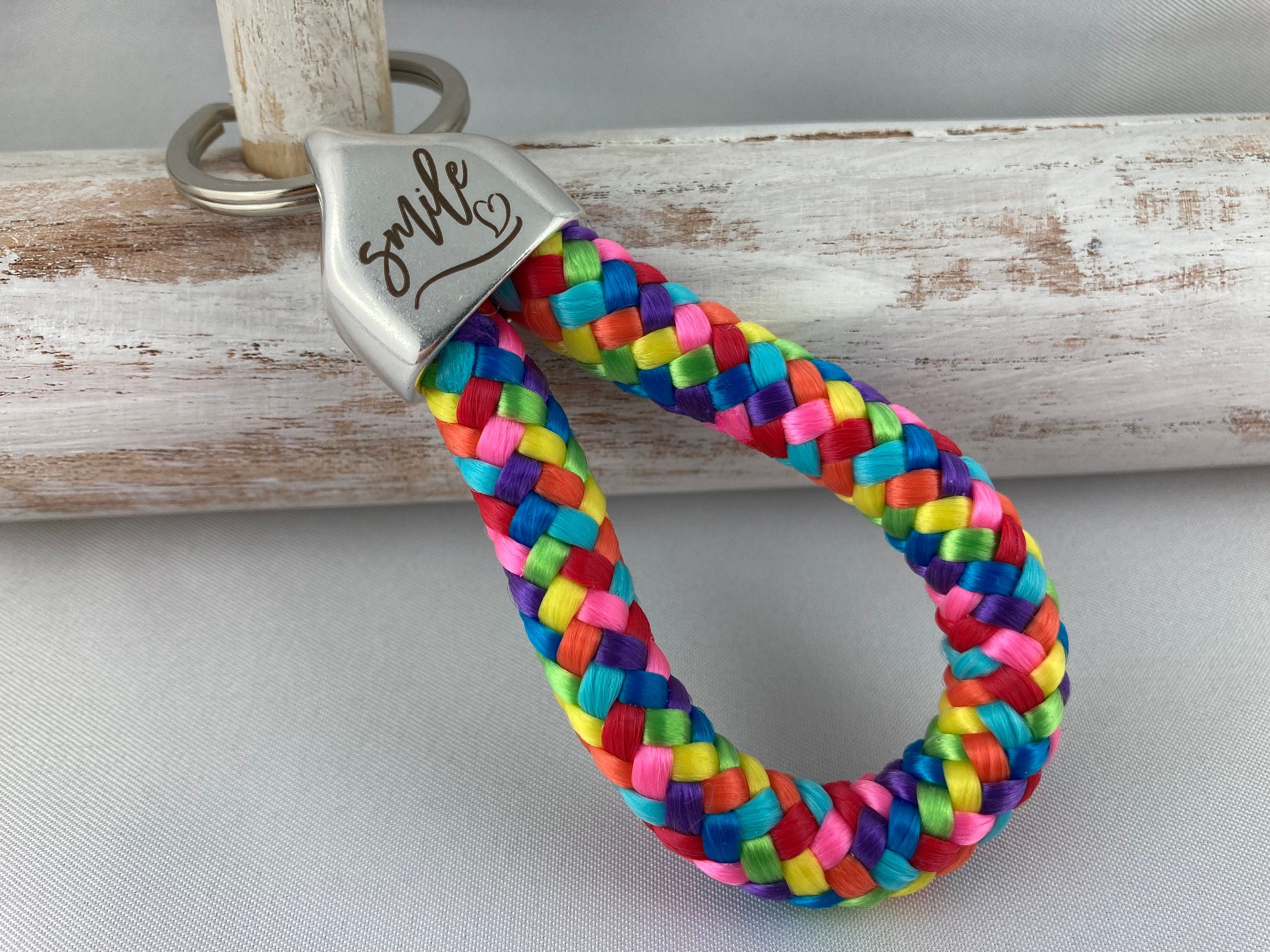 Schlüsselanhänger aus Segelseil mit versilberter Endkappe mit Gravur "smile", regenbogen