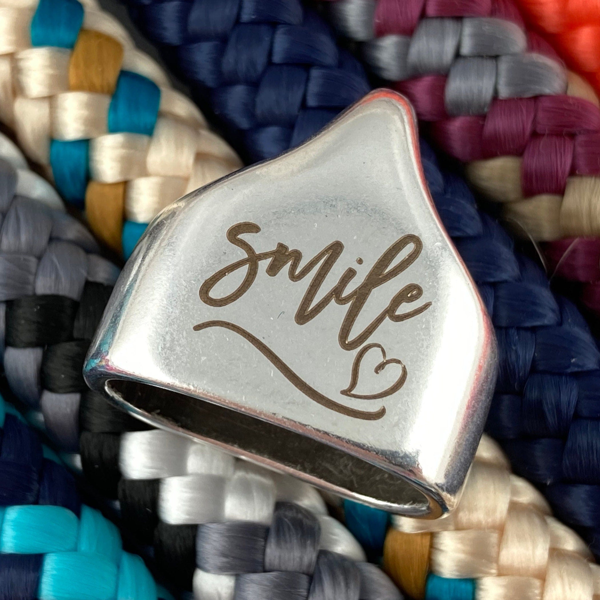 Schlüsselanhänger aus Segelseil mit versilberter Endkappe mit Gravur "smile" in Wunschfarbe ganz individuell