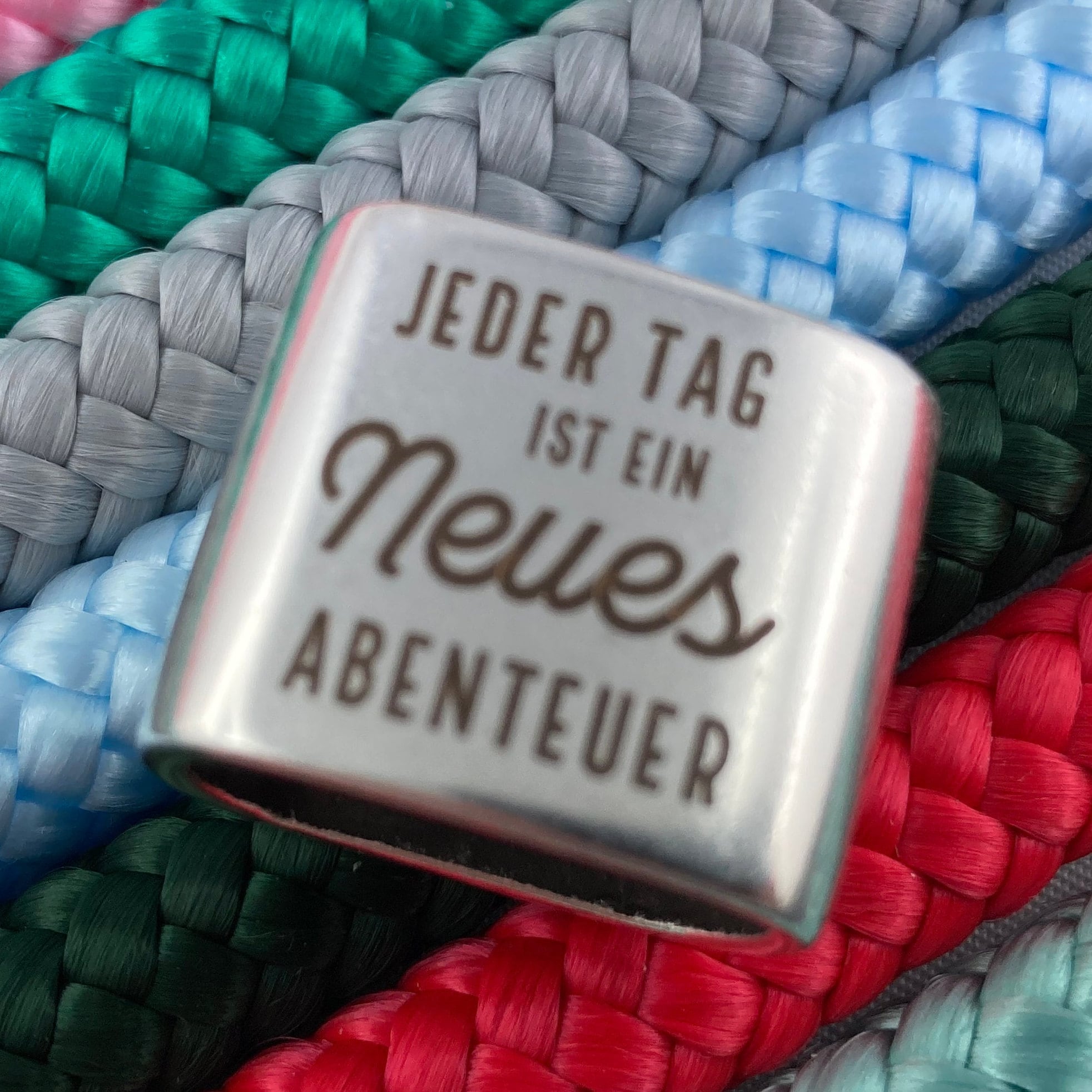 Schlüsselanhänger aus Segelseil mit versilbertem Zwischenstück mit Gravur "Jeder Tag ist ein neues Abenteuer" in Wunschfarbe