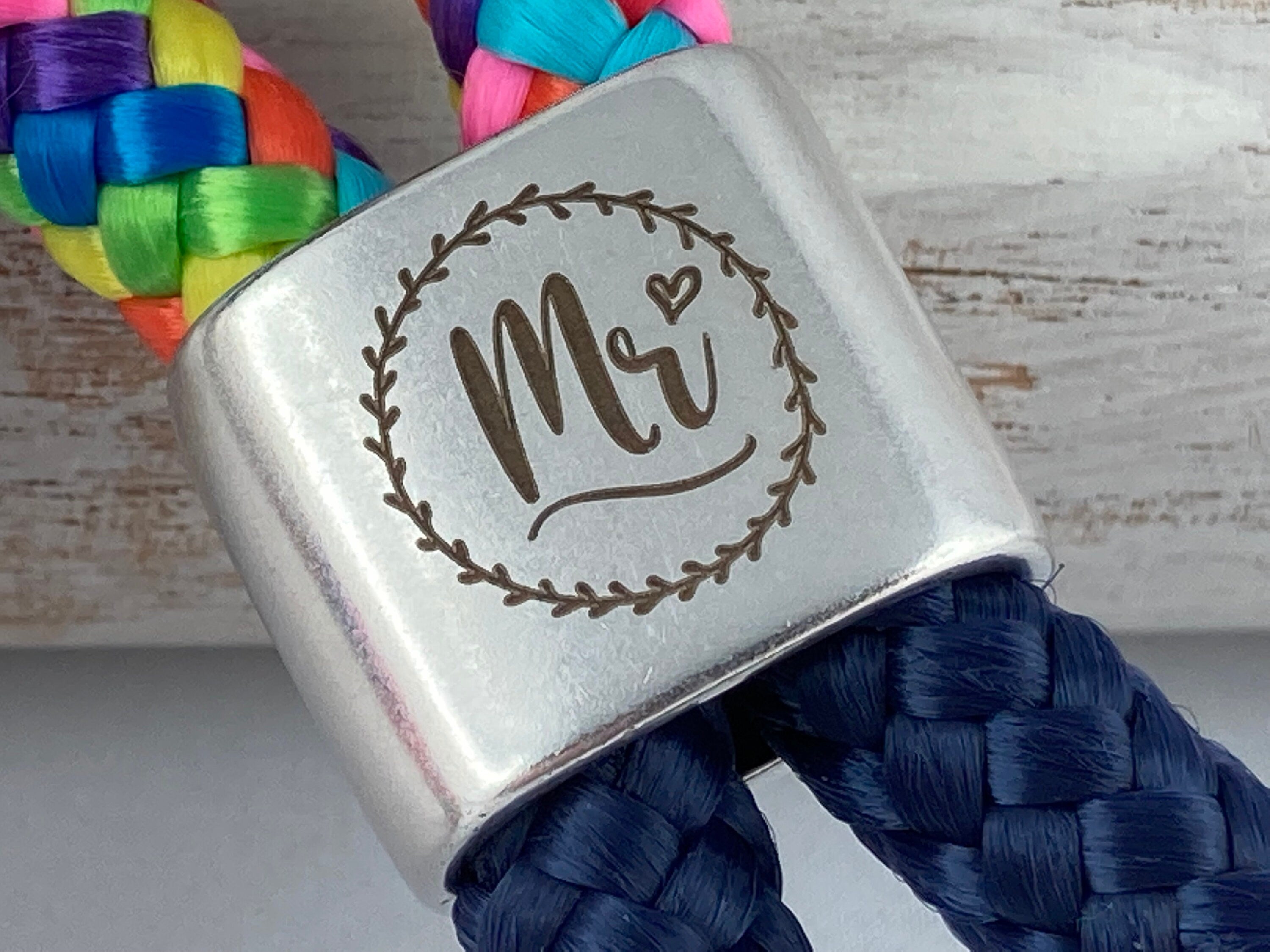 Schlüsselanhänger aus Segelseil mit versilbertem Zwischenstück mit Gravur "Mr. und Mr." im Partner-Set, dunkelblau/ regenbogen
