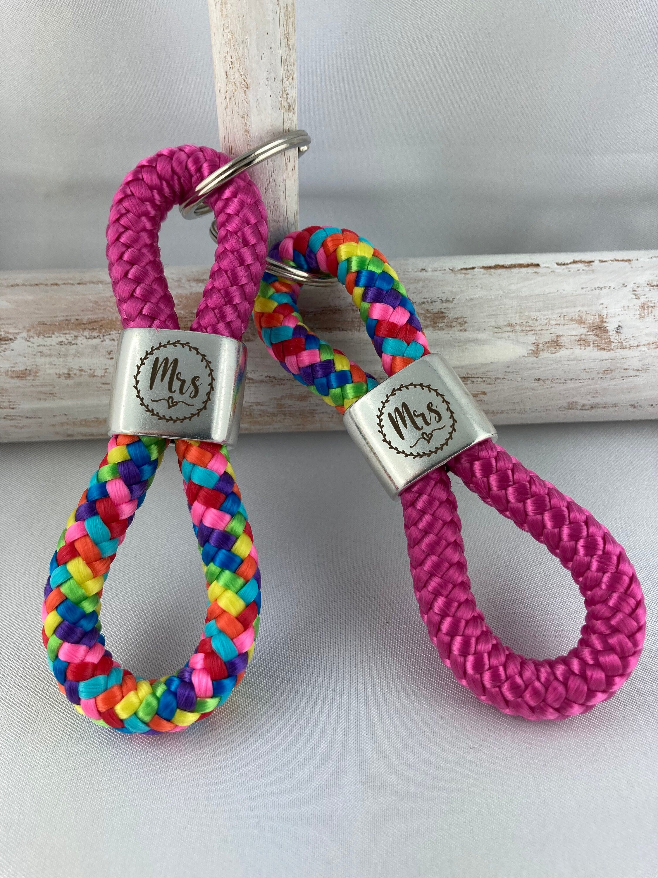 Schlüsselanhänger aus Segelseil mit versilbertem Zwischenstück mit Gravur "Mrs. und Mrs." im Partner-Set, fuchsia/ regenbogen