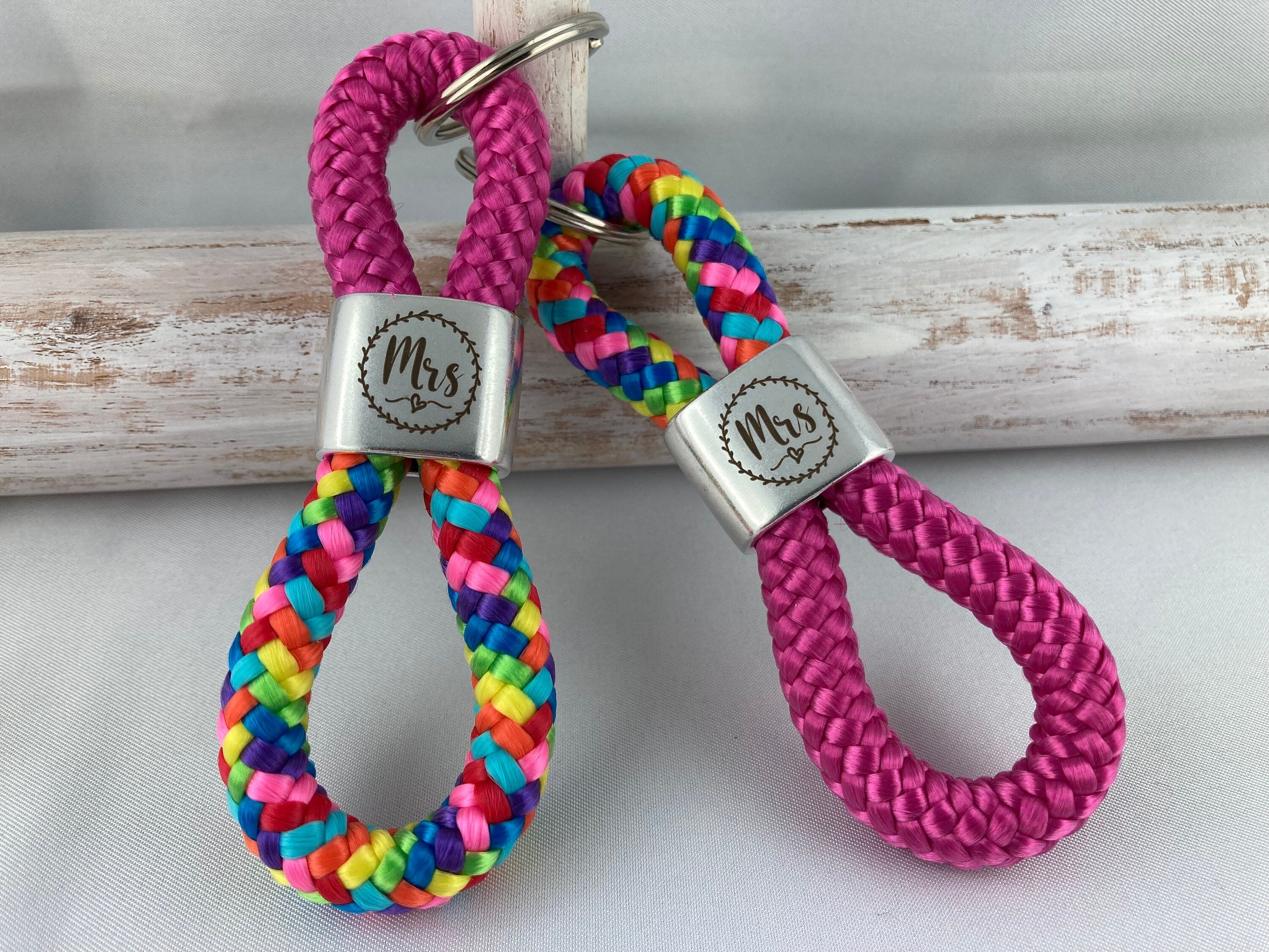 Schlüsselanhänger aus Segelseil mit versilbertem Zwischenstück mit Gravur "Mrs. und Mrs." im Partner-Set, fuchsia/ regenbogen