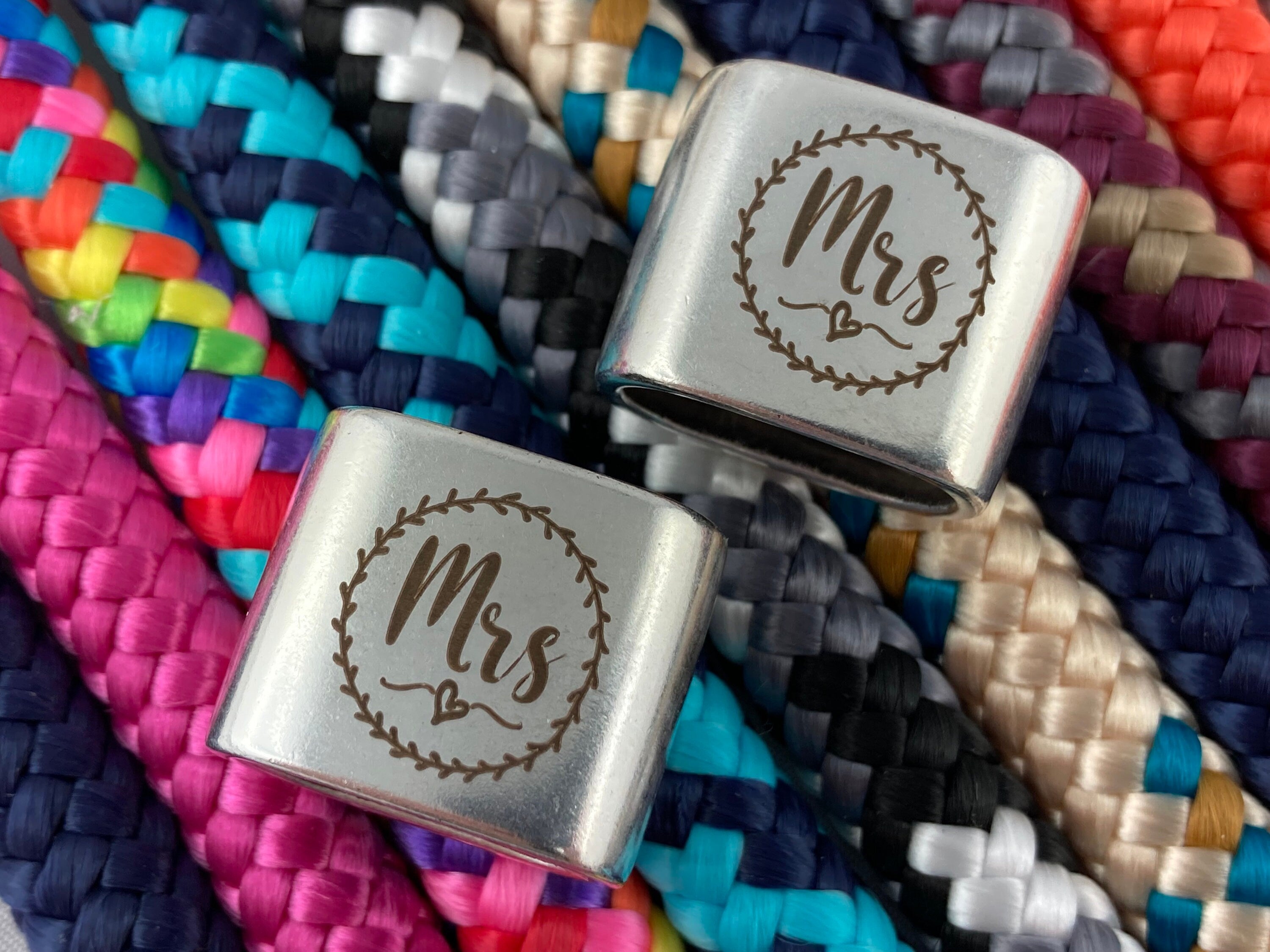 Schlüsselanhänger aus Segelseil mit versilbertem Zwischenstück "Mrs. und Mrs." als Partner-Set in Wunschfarben ganz individuell