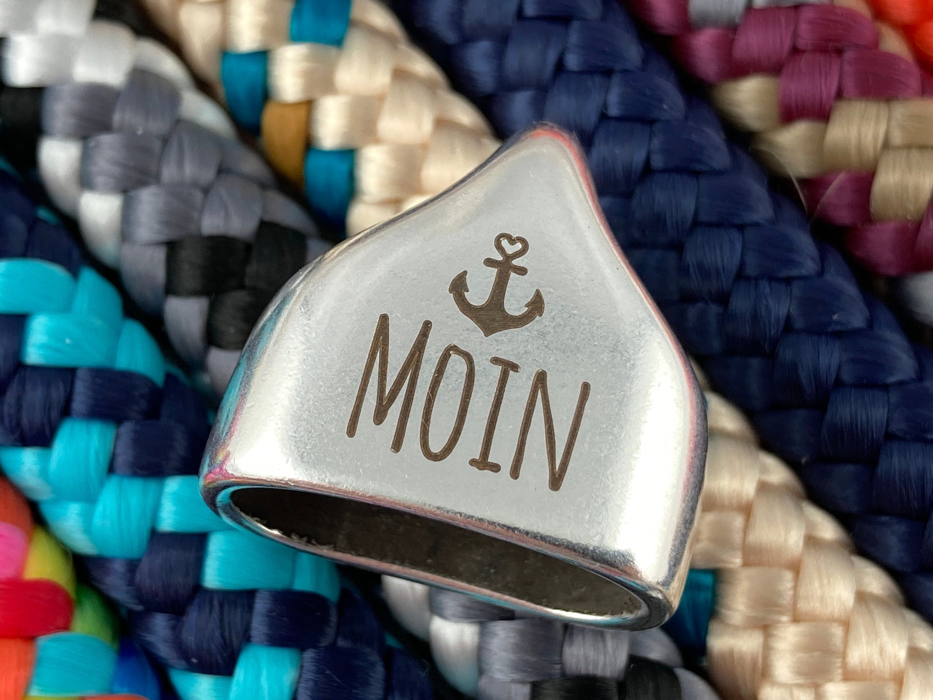 Schlüsselanhänger aus Segelseil mit versilberter Endkappe mit Gravur "Moin" in Wunschfarbe ganz individuell