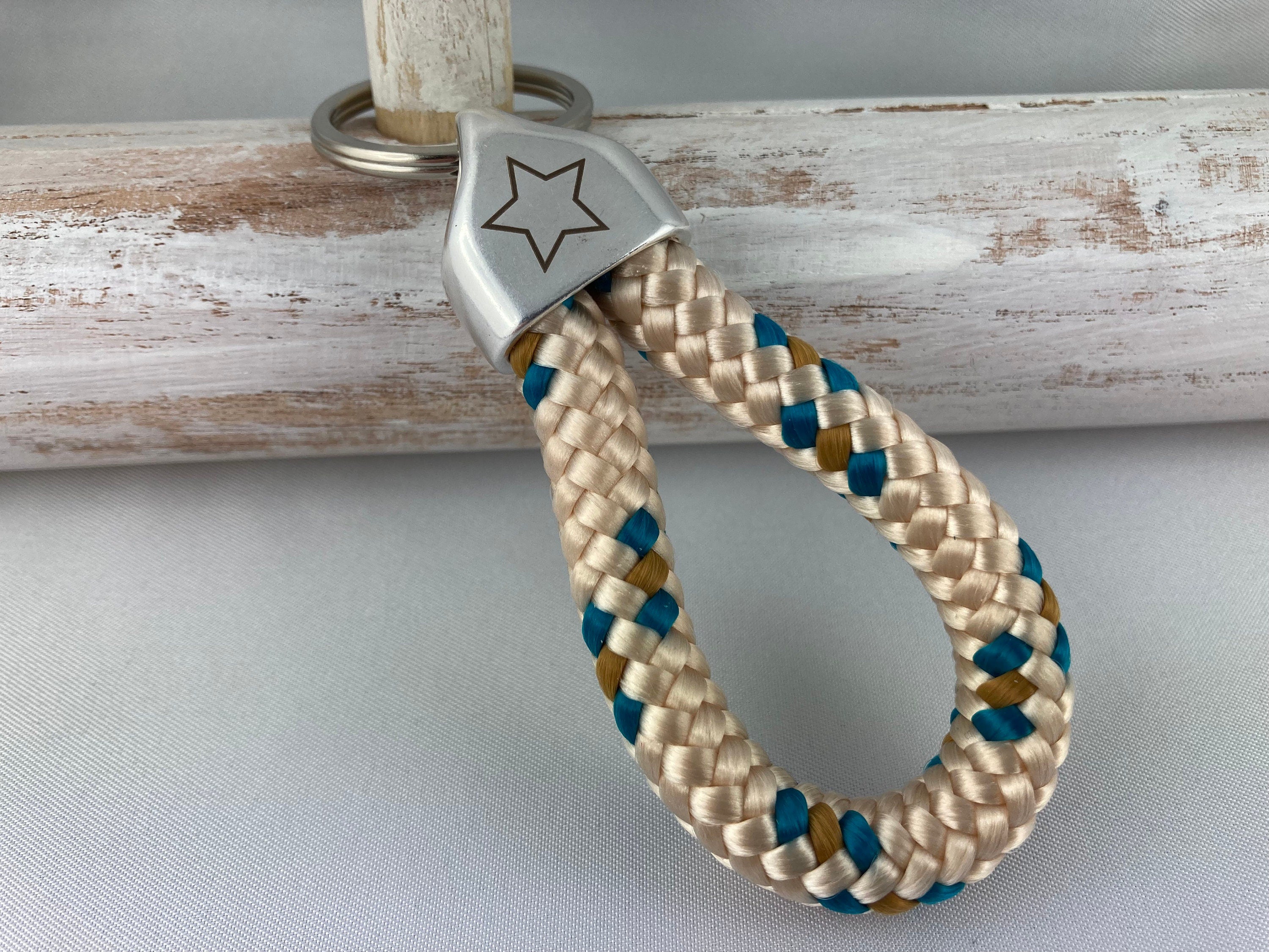 Schlüsselanhänger aus Segelseil mit versilberter Endkappe mit Gravur "Stern", beige-petrol-karamell