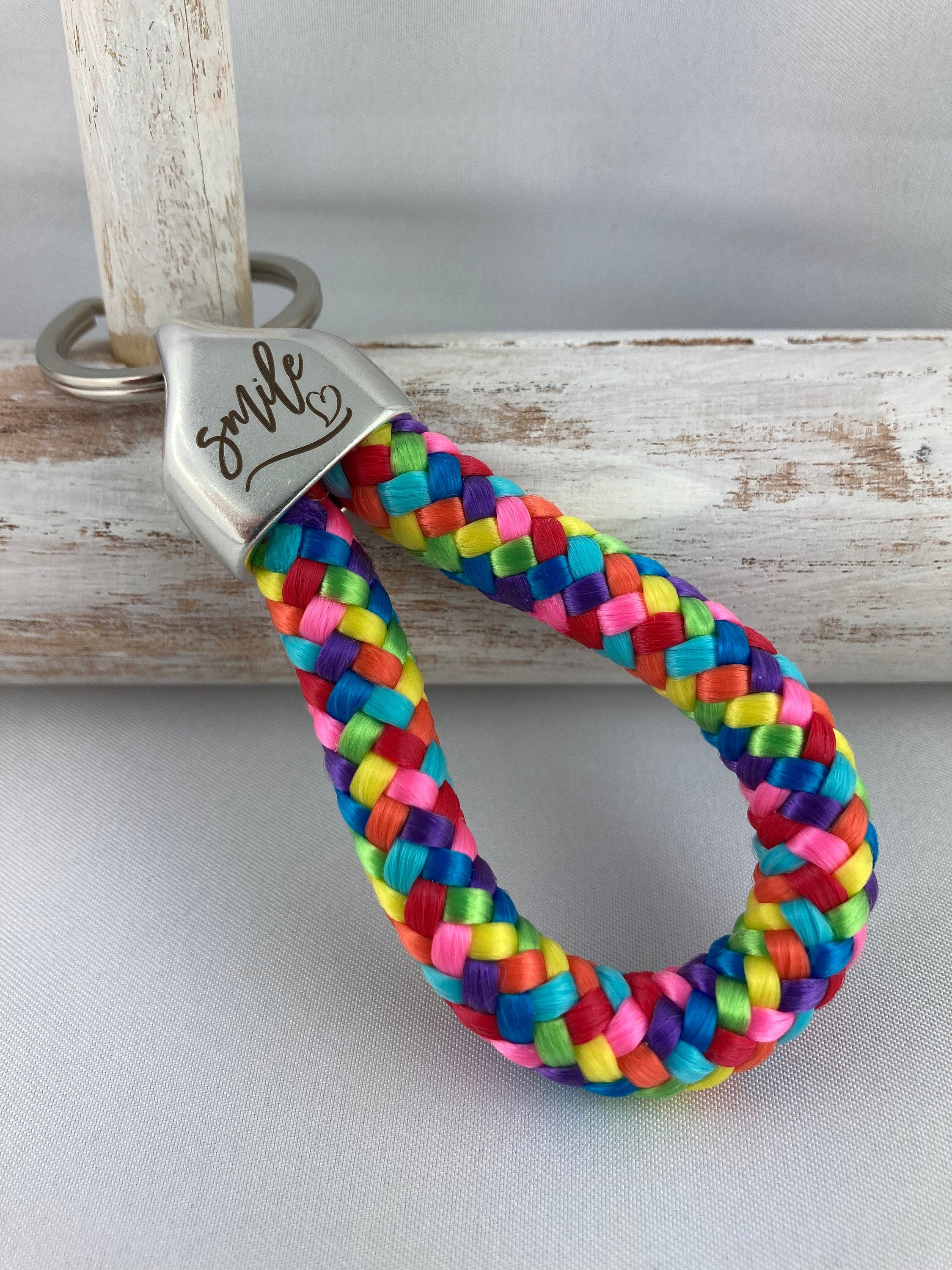 Schlüsselanhänger aus Segelseil mit versilberter Endkappe mit Gravur "smile", regenbogen