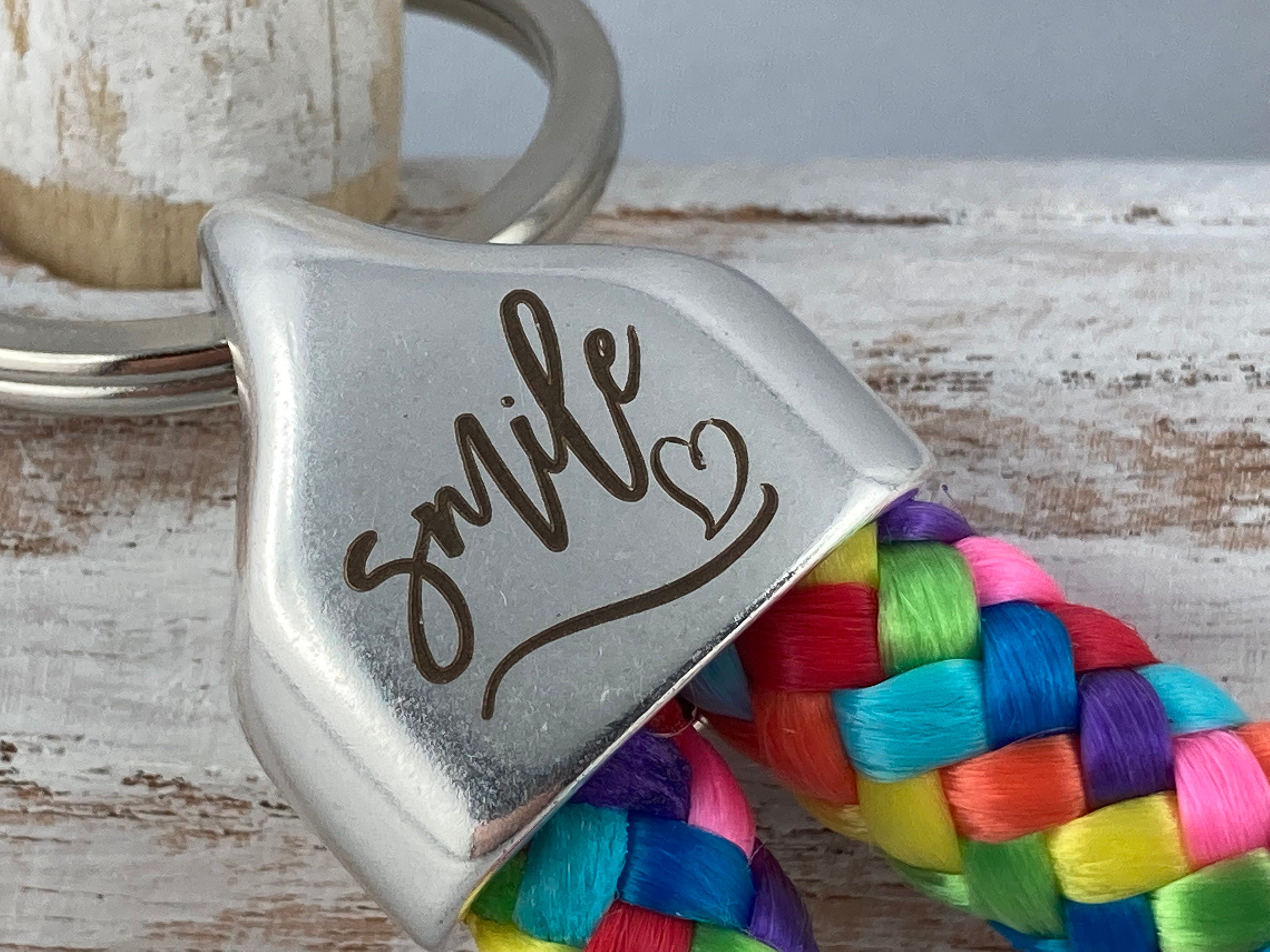 Schlüsselanhänger aus Segelseil mit versilberter Endkappe mit Gravur "smile" in Wunschfarbe ganz individuell