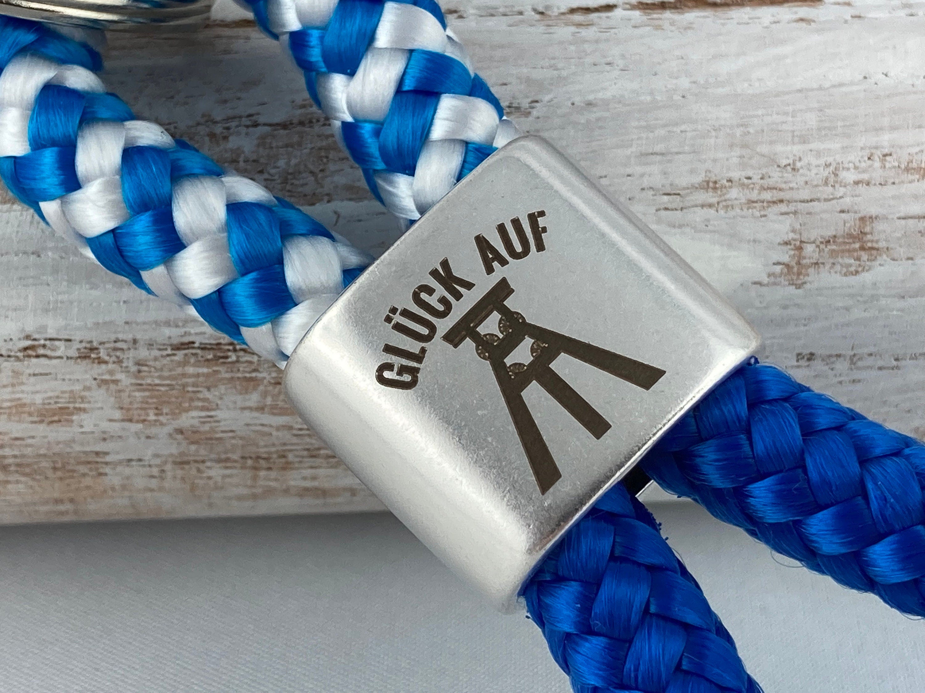 Schlüsselanhänger aus Segelseil mit versilbertem Zwischenstück mit Gravur "Glück auf", blau-weiß/ blau