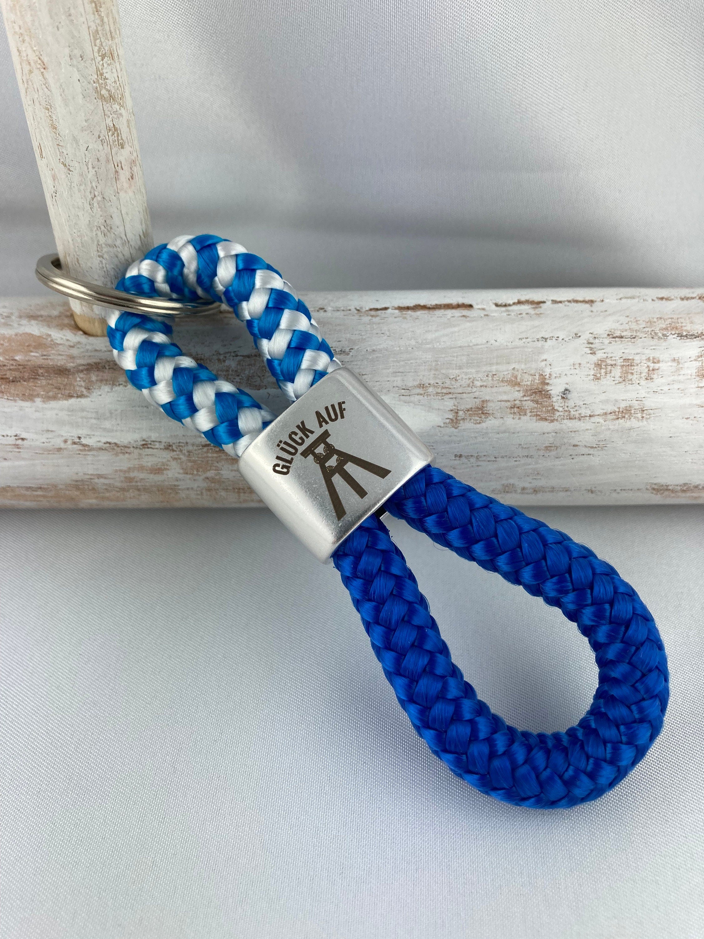 Schlüsselanhänger aus Segelseil mit versilbertem Zwischenstück mit Gravur "Glück auf", blau-weiß/ blau