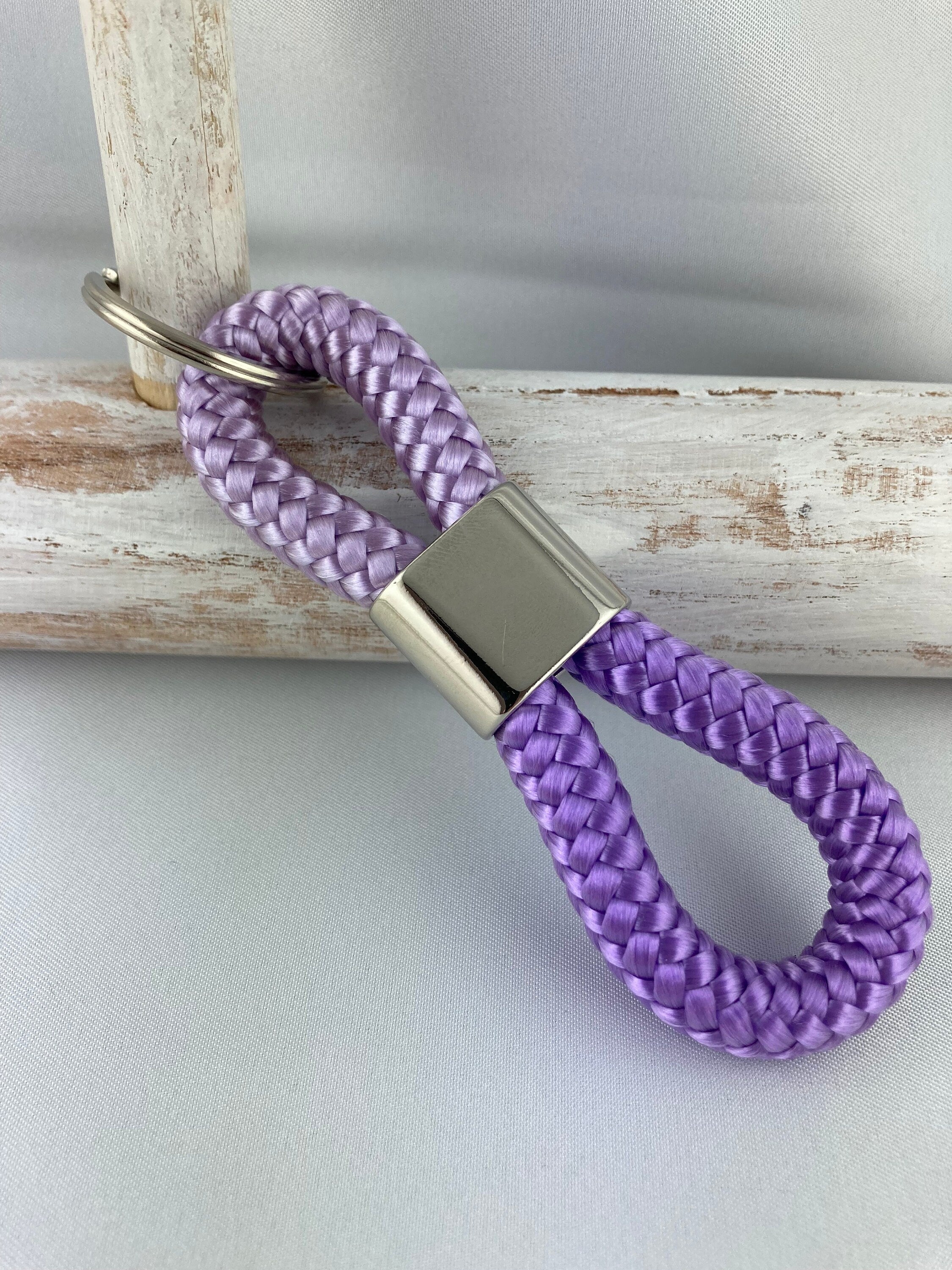 Schlüsselanhänger aus Segelseil mit Zwischenstück silberfarben, flieder/ lavendel