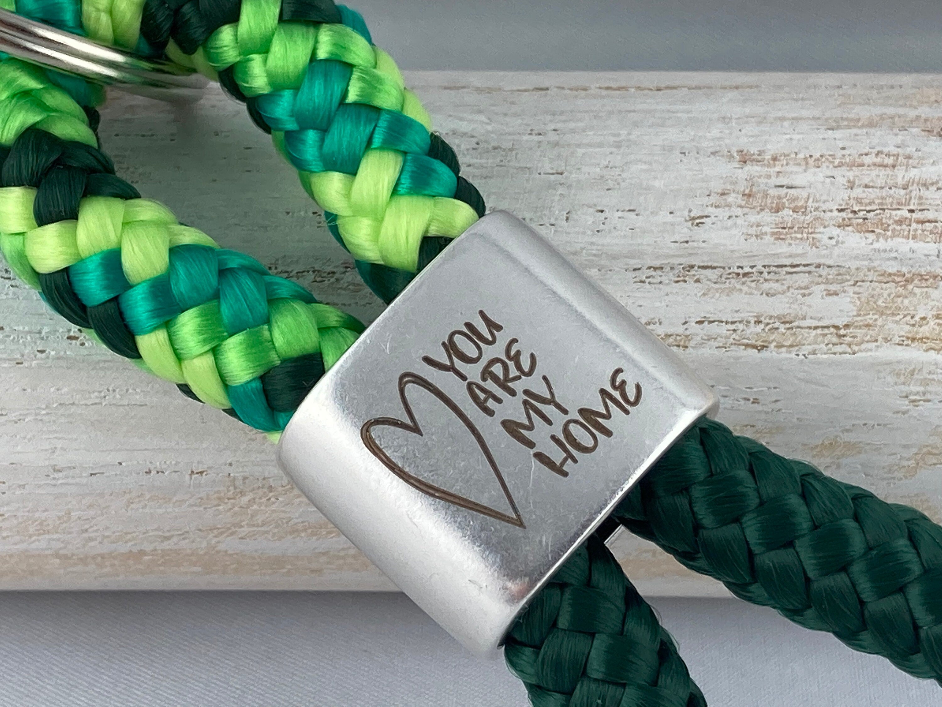 Schlüsselanhänger aus Segelseil mit versilbertem Zwischenstück mit Gravur "you are my home", grün-mix/ dunkelgrün