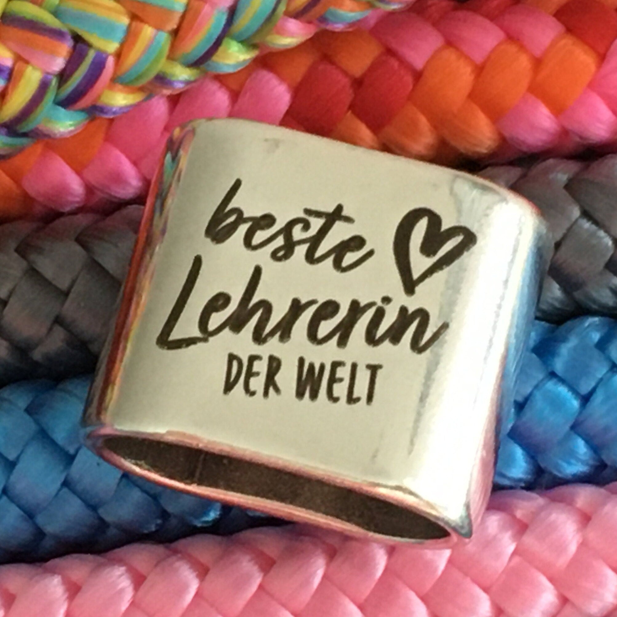 Schlüsselanhänger aus Segelseil mit versilbertem Zwischenstück mit Gravur "Beste Lehrerin der Welt" in Wunschfarbe ganz individuell