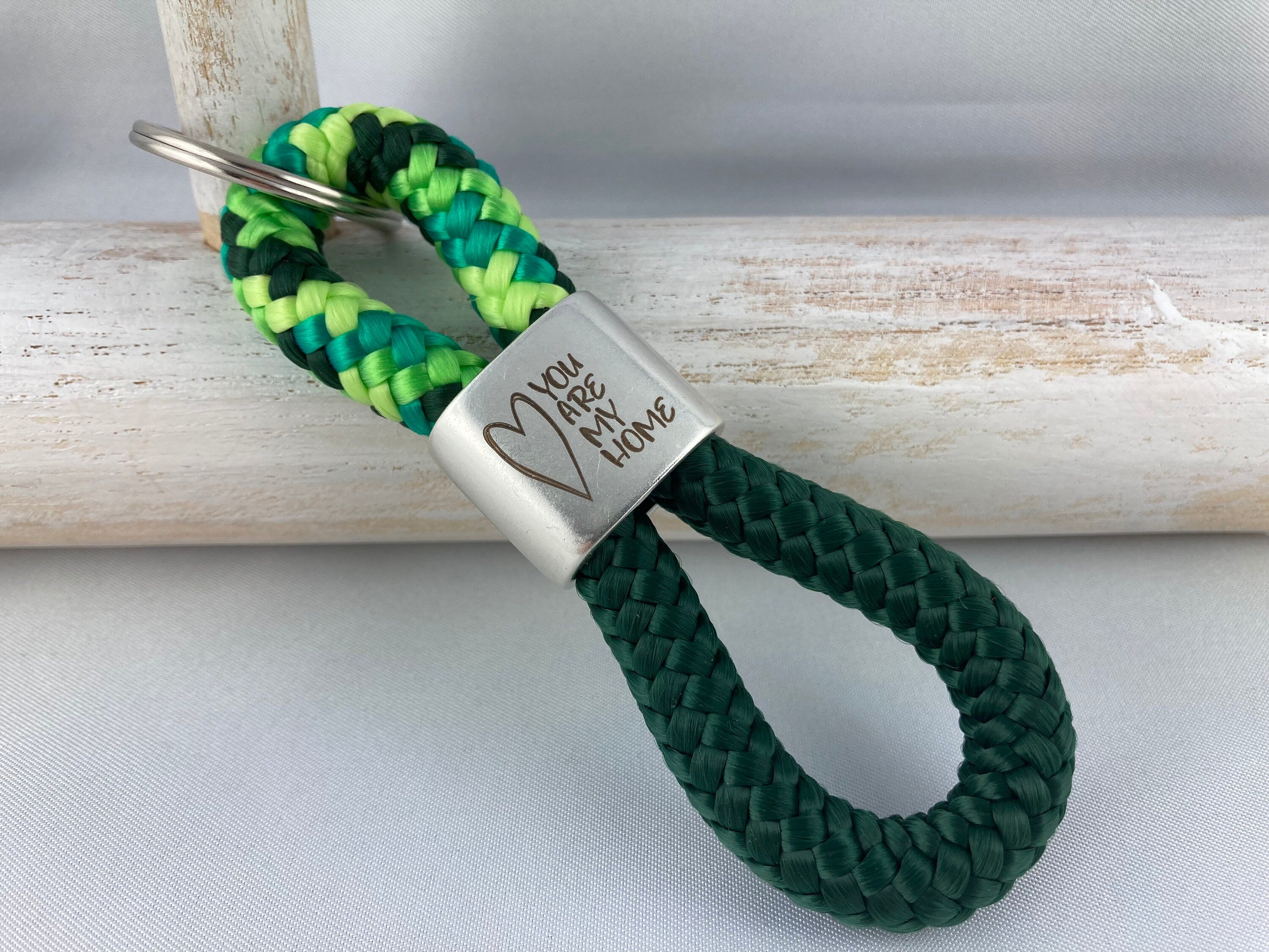 Schlüsselanhänger aus Segelseil mit versilbertem Zwischenstück mit Gravur "you are my home", grün-mix/ dunkelgrün