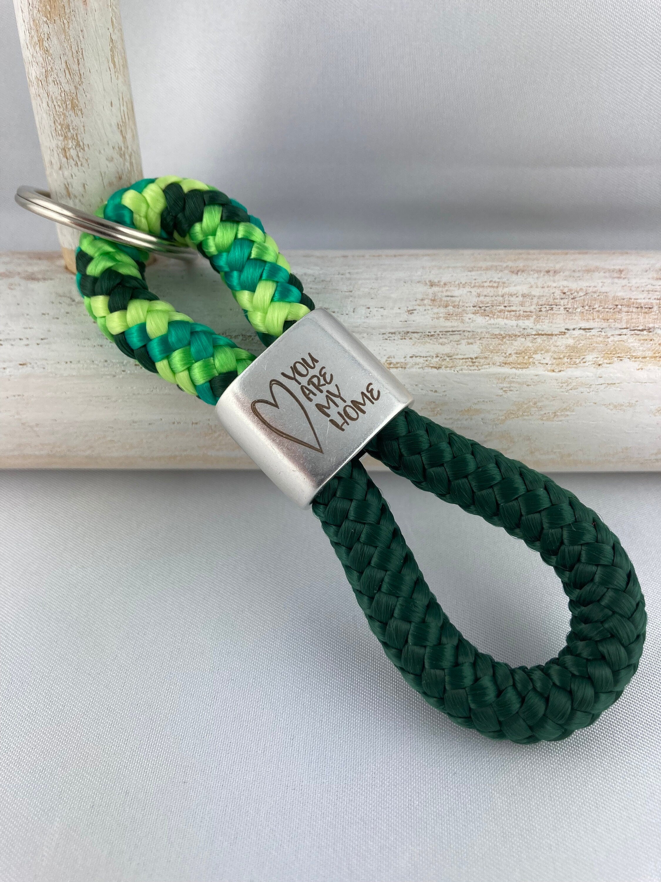 Schlüsselanhänger aus Segelseil mit versilbertem Zwischenstück mit Gravur "you are my home", grün-mix/ dunkelgrün