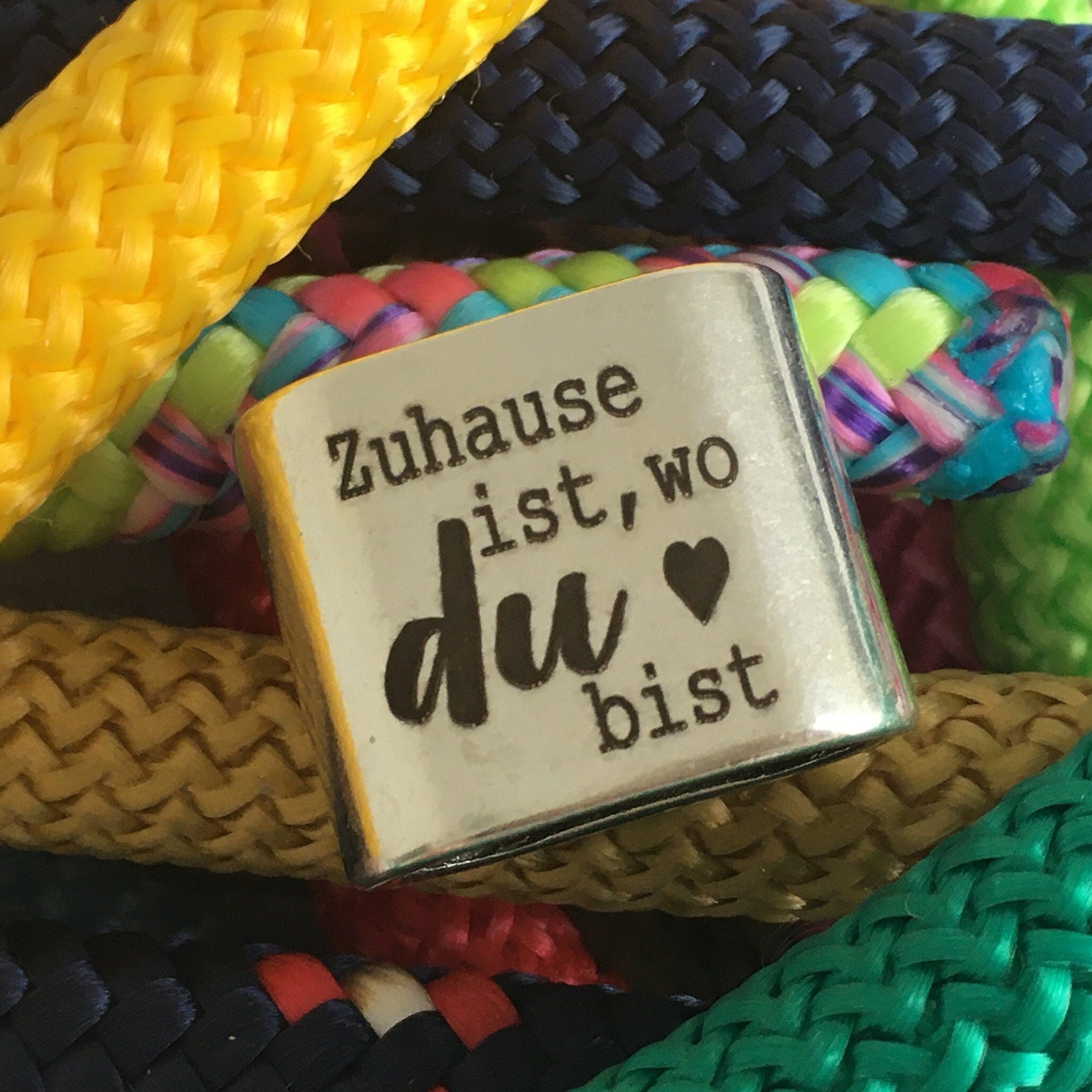 Schlüsselanhänger aus Segelseil mit versilbertem Zwischenstück mit Gravur "Zuhause ist, wo du bist" in Wunschfarbe ganz individuell