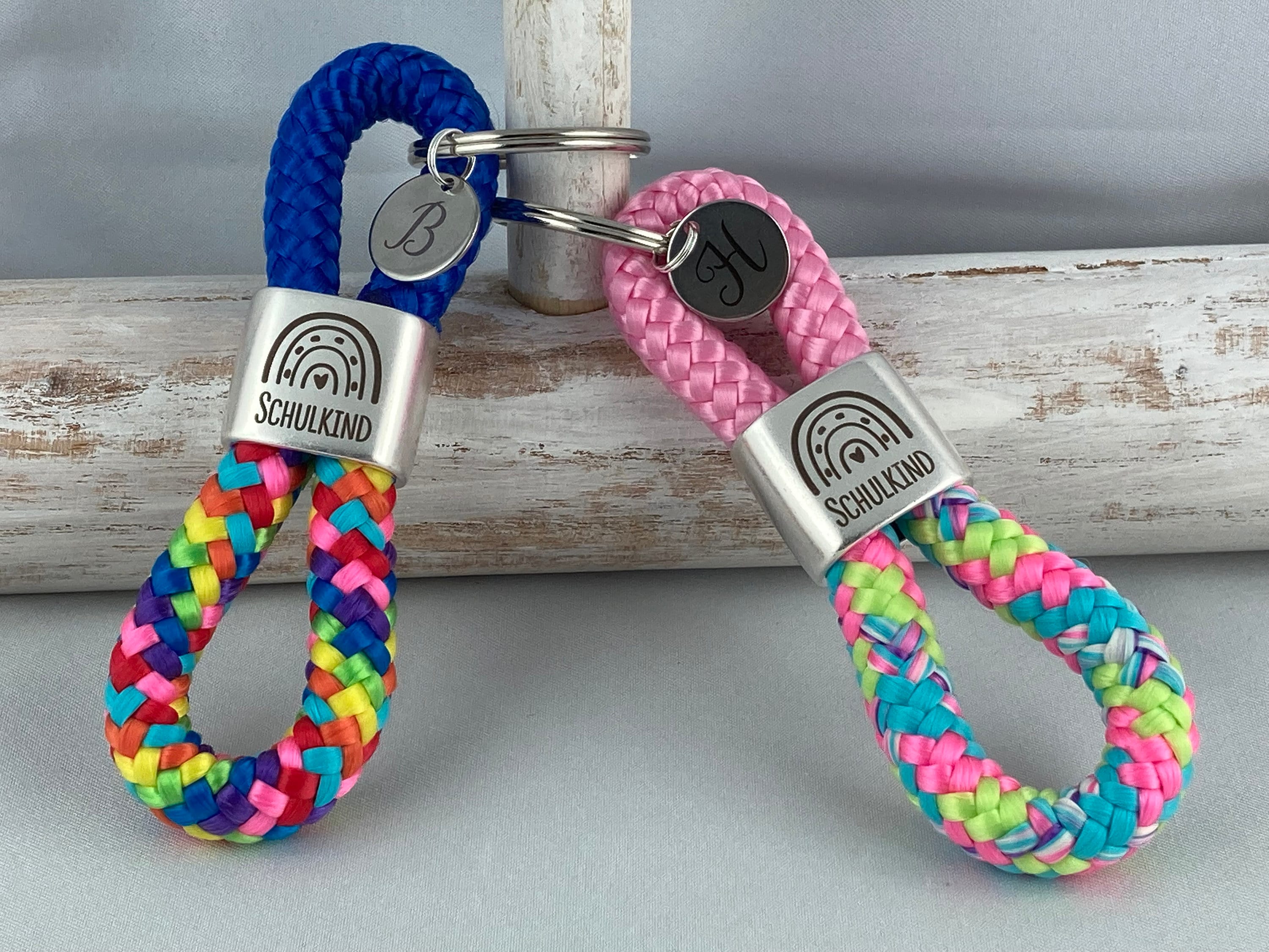 Schlüsselanhänger aus Segelseil mit versilbertem Zwischenstück mit Gravur "Schulkind" und Buchstabenanhänger in Wunschfarbe