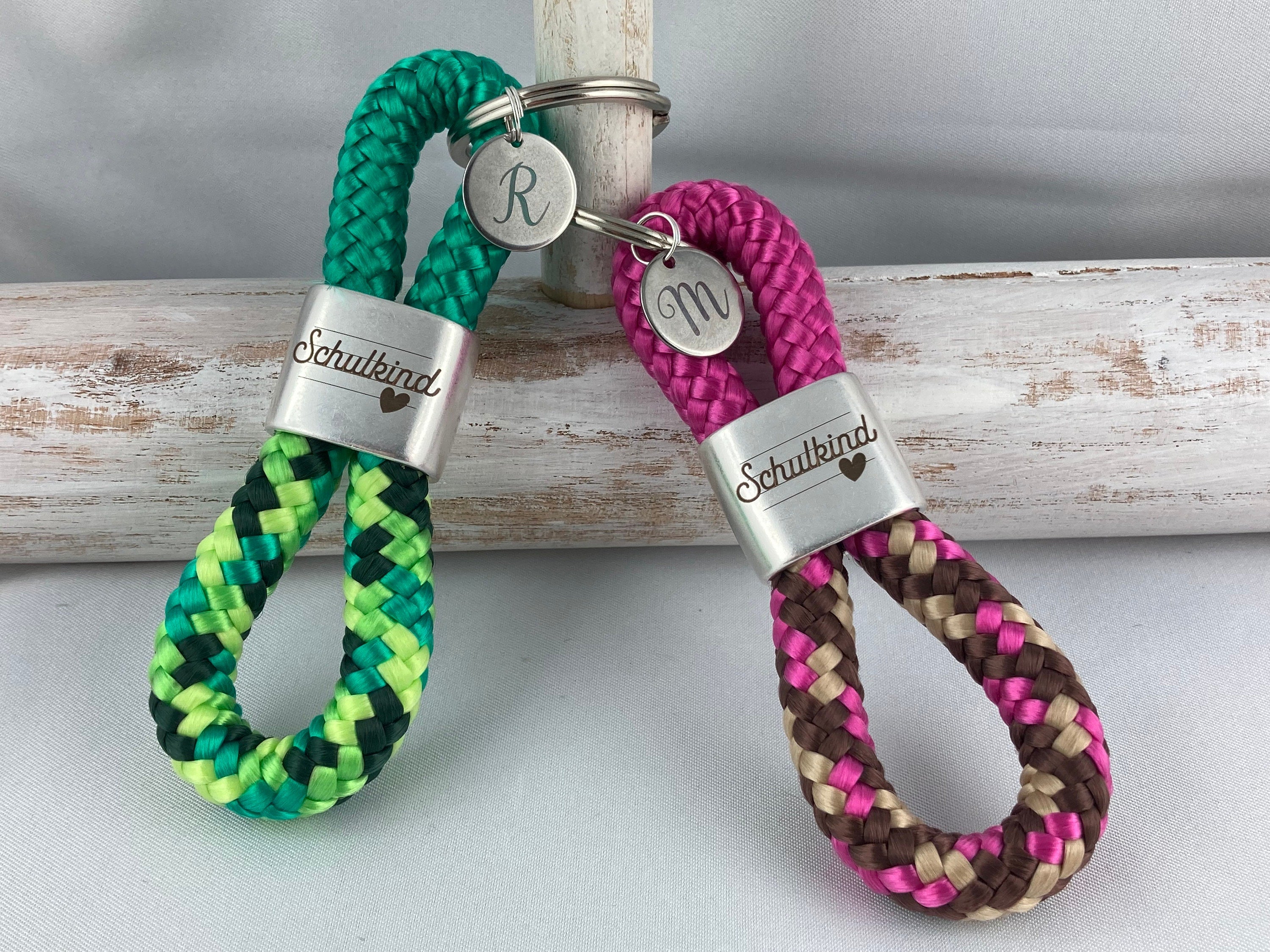 Schlüsselanhänger aus Segelseil mit versilbertem Zwischenstück mit Gravur "Schulkind" und Buchstabenanhänger in Wunschfarbe