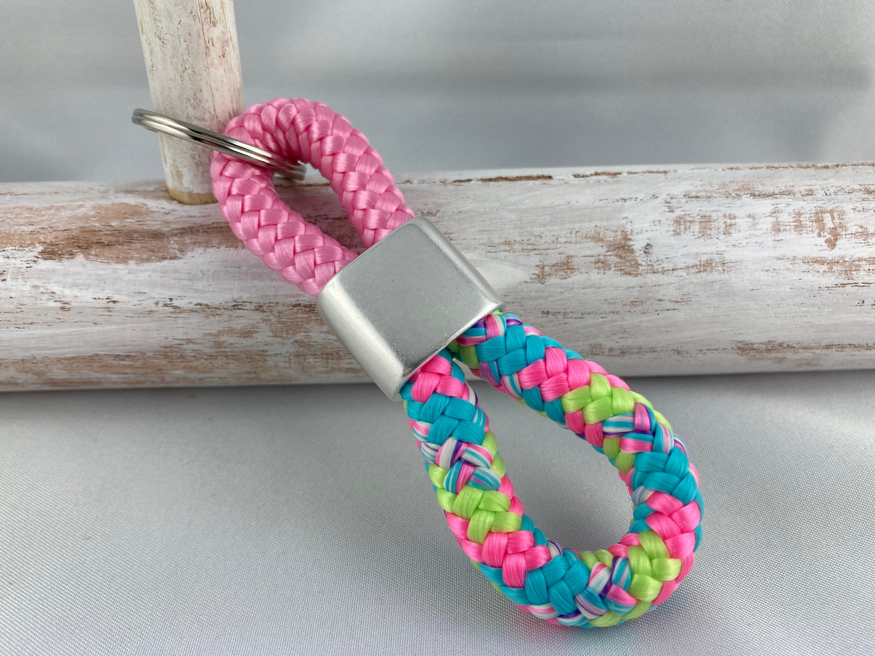 Schlüsselanhänger aus Segelseil mit versilbertem Zwischenstück mit graviertem Tiermotiv "Einhorn" in Wunschfarbe